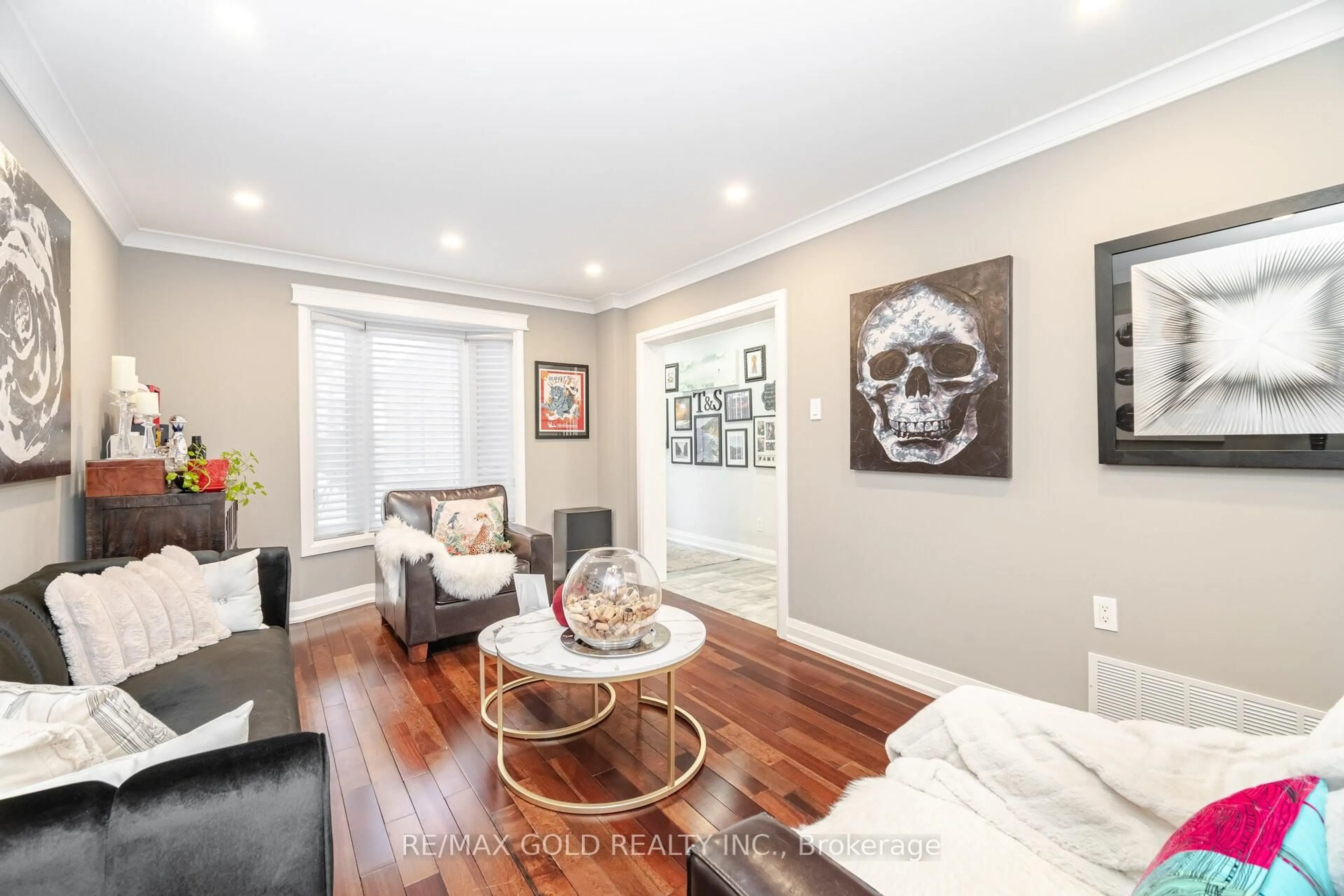 Living room with furniture, wood/laminate floor for 62 Oleander Cres, Brampton Ontario L6Z 2C2