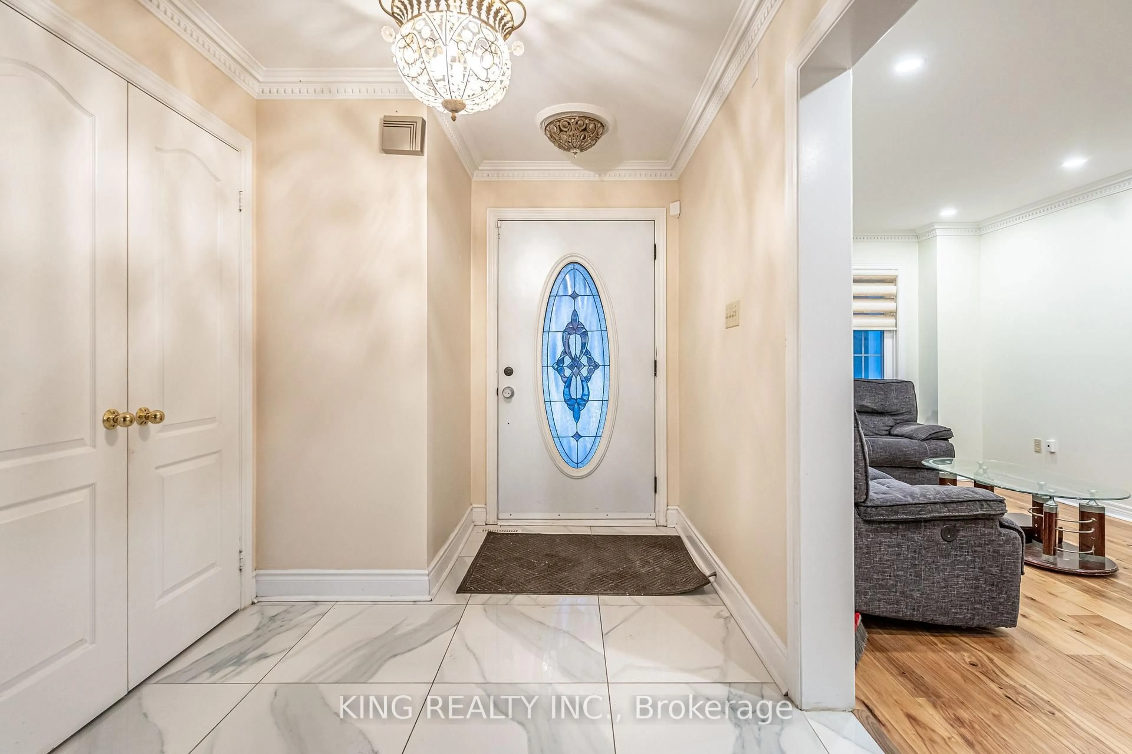 Indoor entryway for 202 Fernforest Dr, Brampton Ontario L6R 1E1