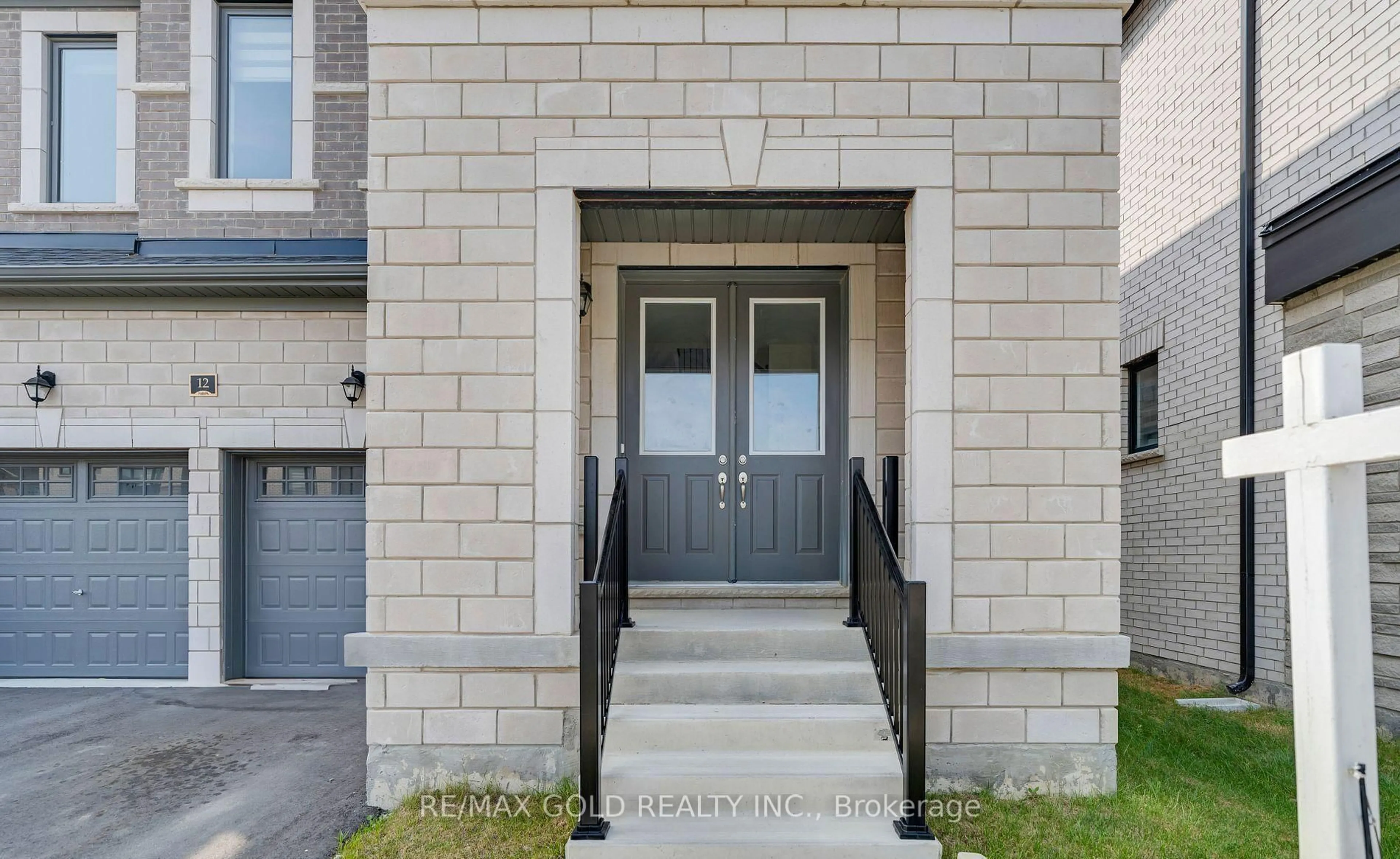 Indoor entryway for 12 Vincena Rd, Caledon Ontario L7C 1Z9