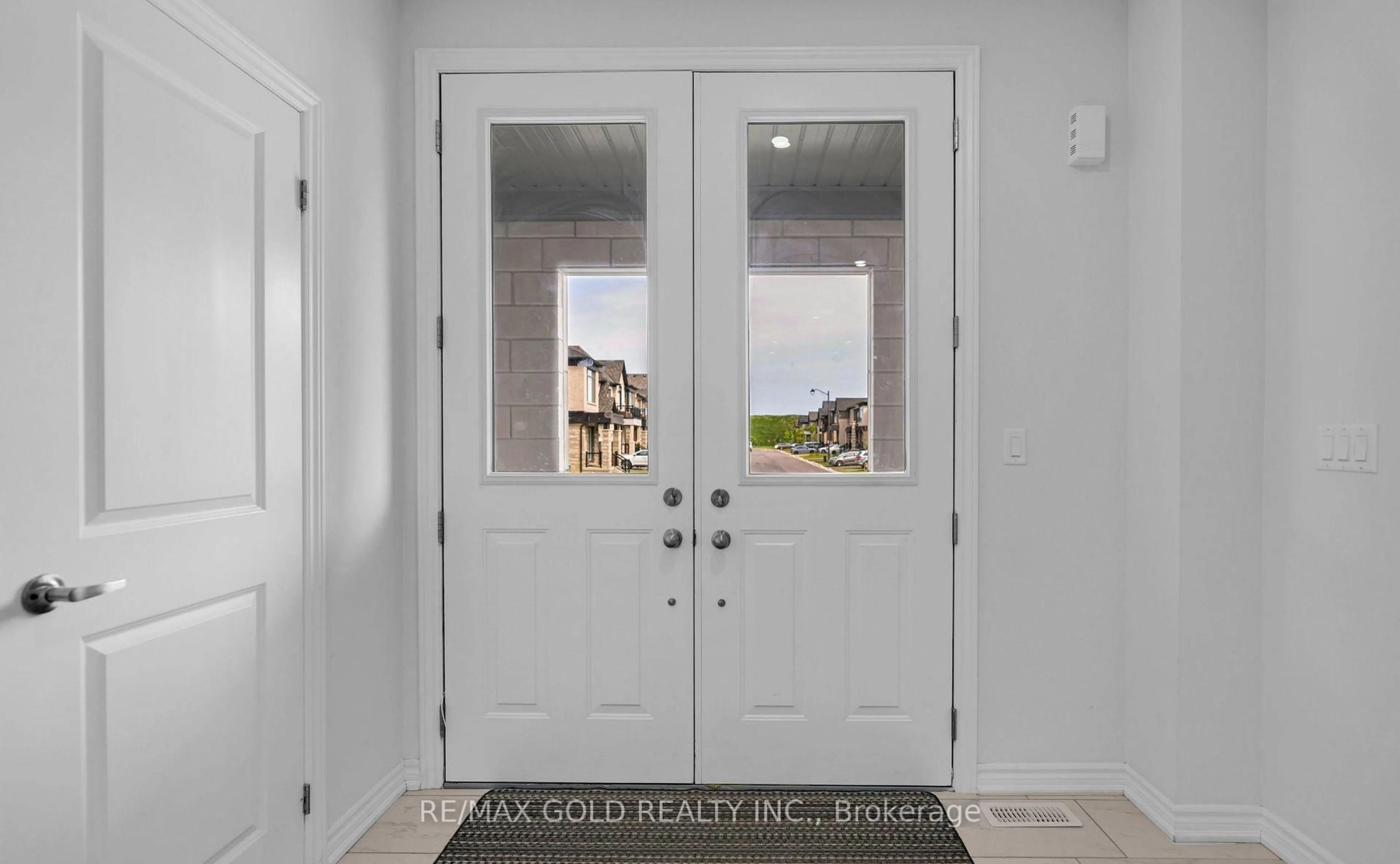 Indoor entryway for 12 Vincena Rd, Caledon Ontario L7C 1Z9