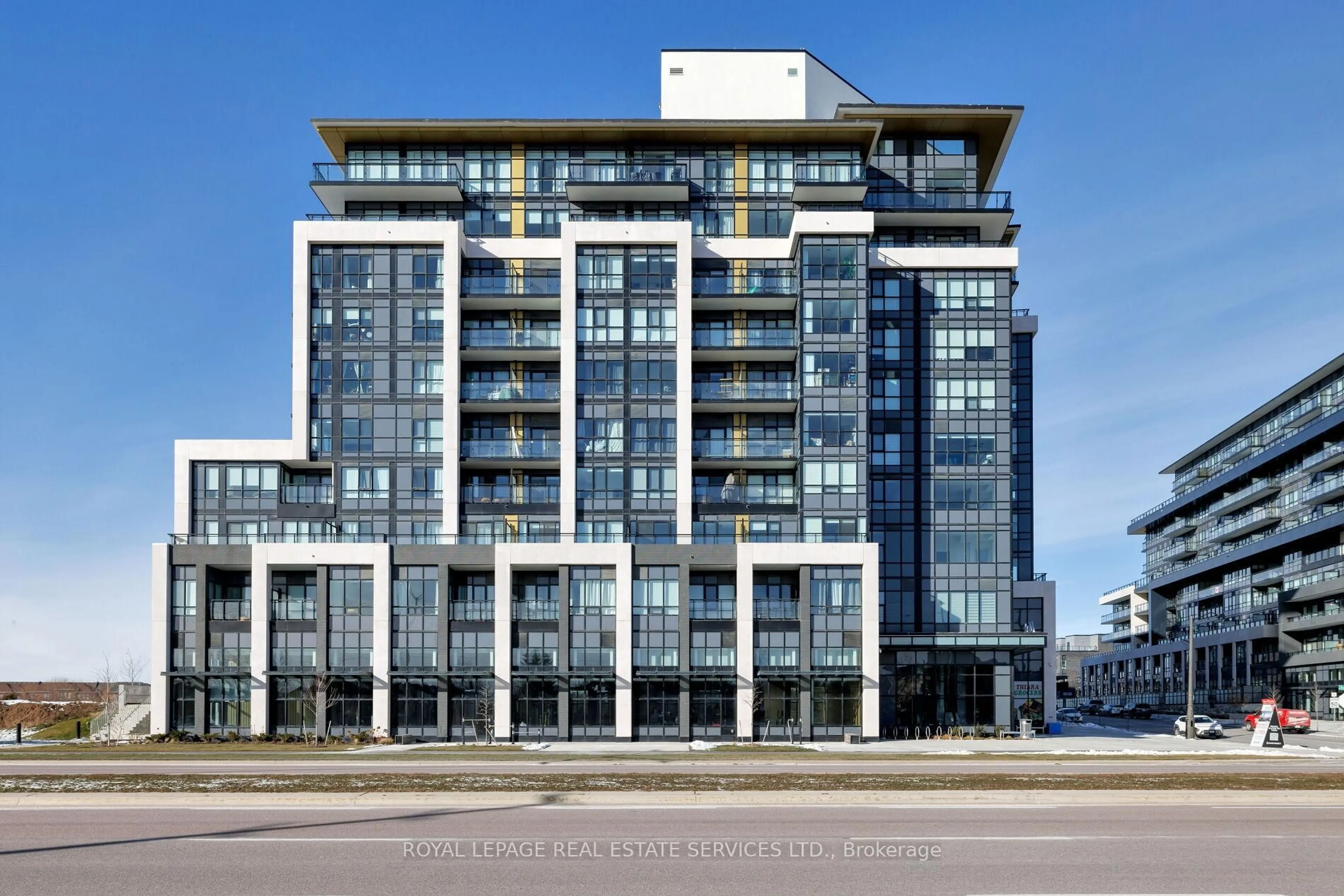 Indoor foyer for 405 Dundas St #424, Oakville Ontario L6M 5P9