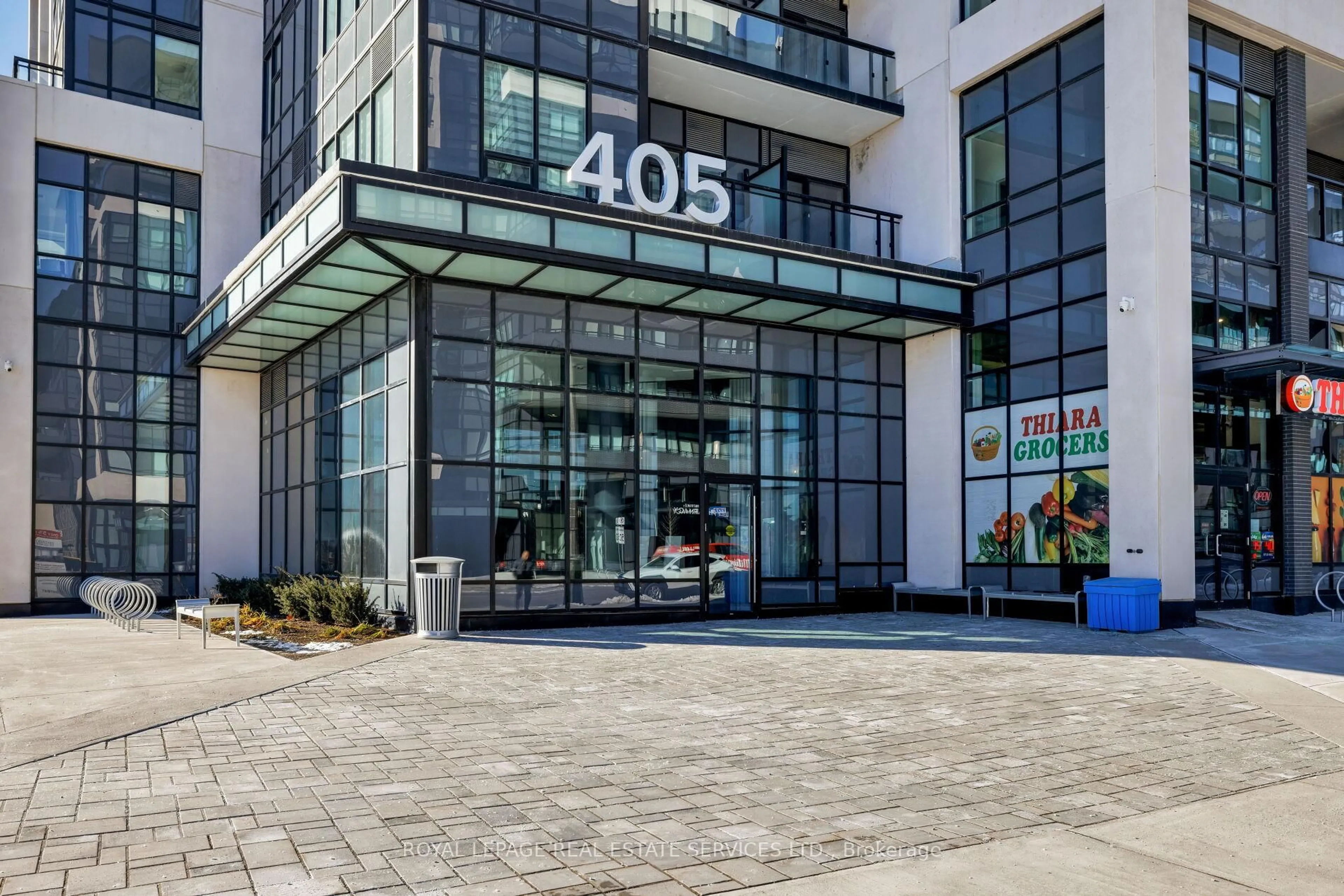 Indoor foyer for 405 Dundas St #424, Oakville Ontario L6M 5P9
