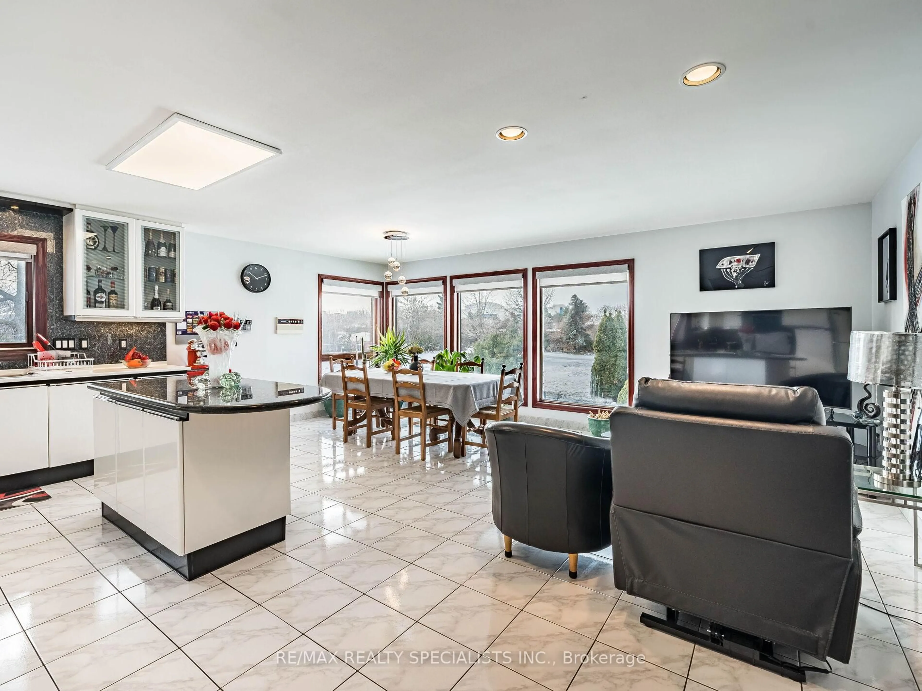 Open concept kitchen, ceramic/tile floor for 9186 Goreway Dr, Brampton Ontario L6P 0M7