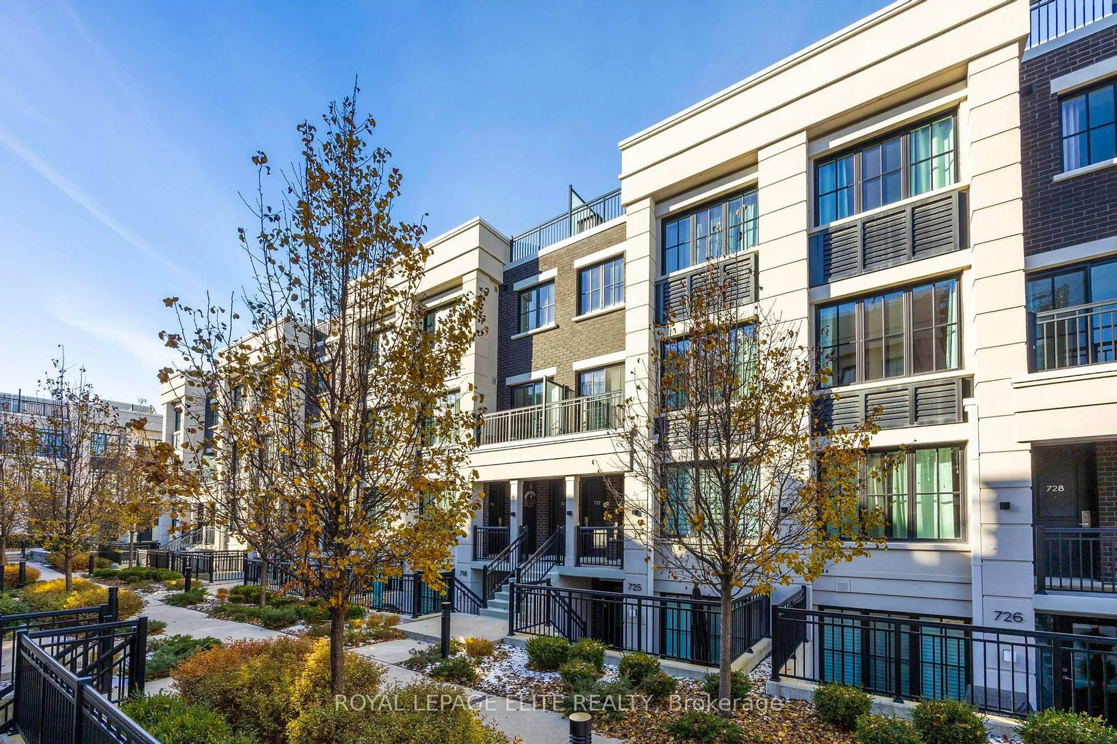 Patio, building for 665 Cricklewood Dr #723, Mississauga Ontario L5G 0B9