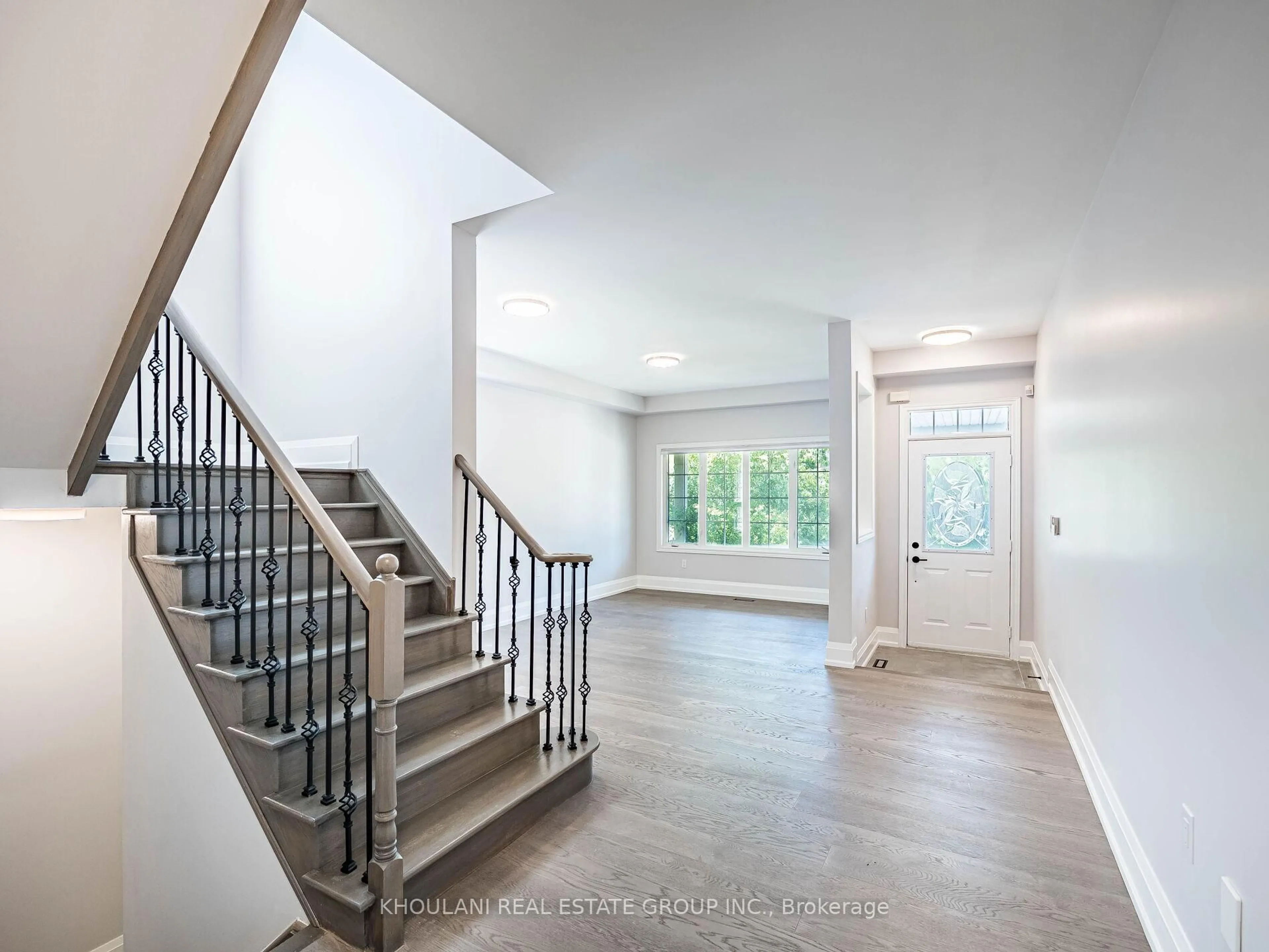 Indoor entryway for 5843 Rainspring Dr, Mississauga Ontario L5M 6X7