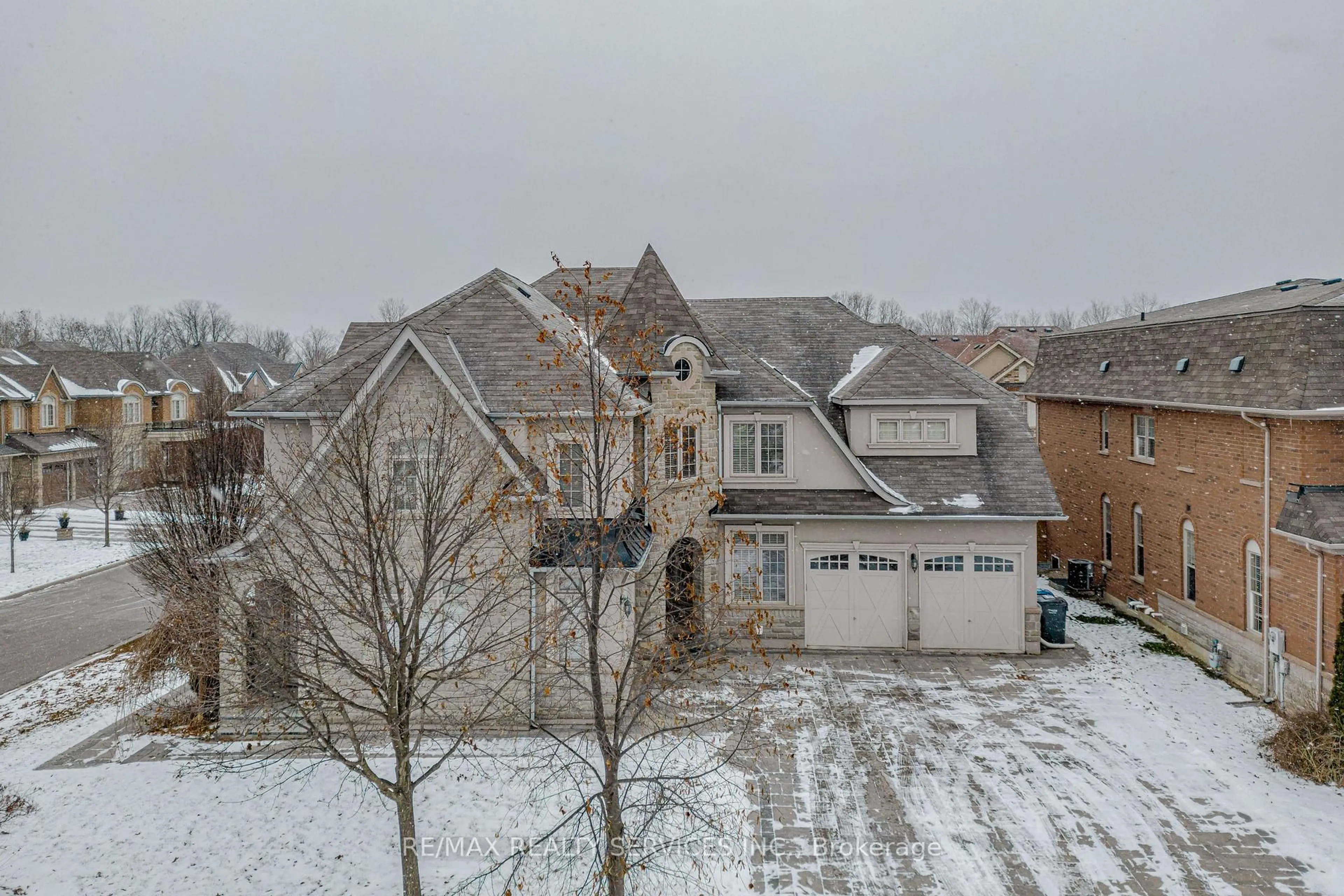 A pic from outside/outdoor area/front of a property/back of a property/a pic from drone, street for 132 Bloomsbury Ave, Brampton Ontario L6P 2X2