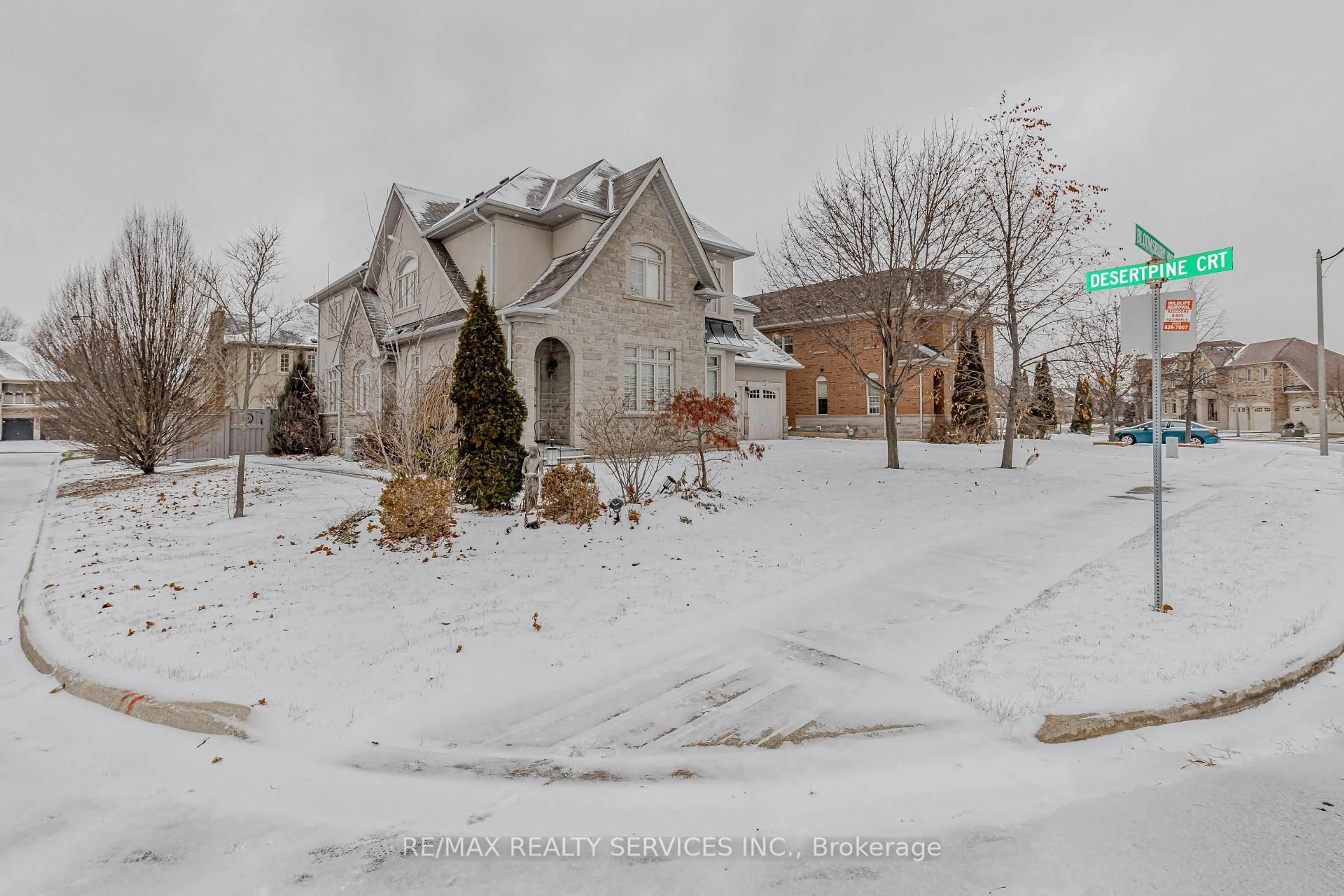 A pic from outside/outdoor area/front of a property/back of a property/a pic from drone, street for 132 Bloomsbury Ave, Brampton Ontario L6P 2X2