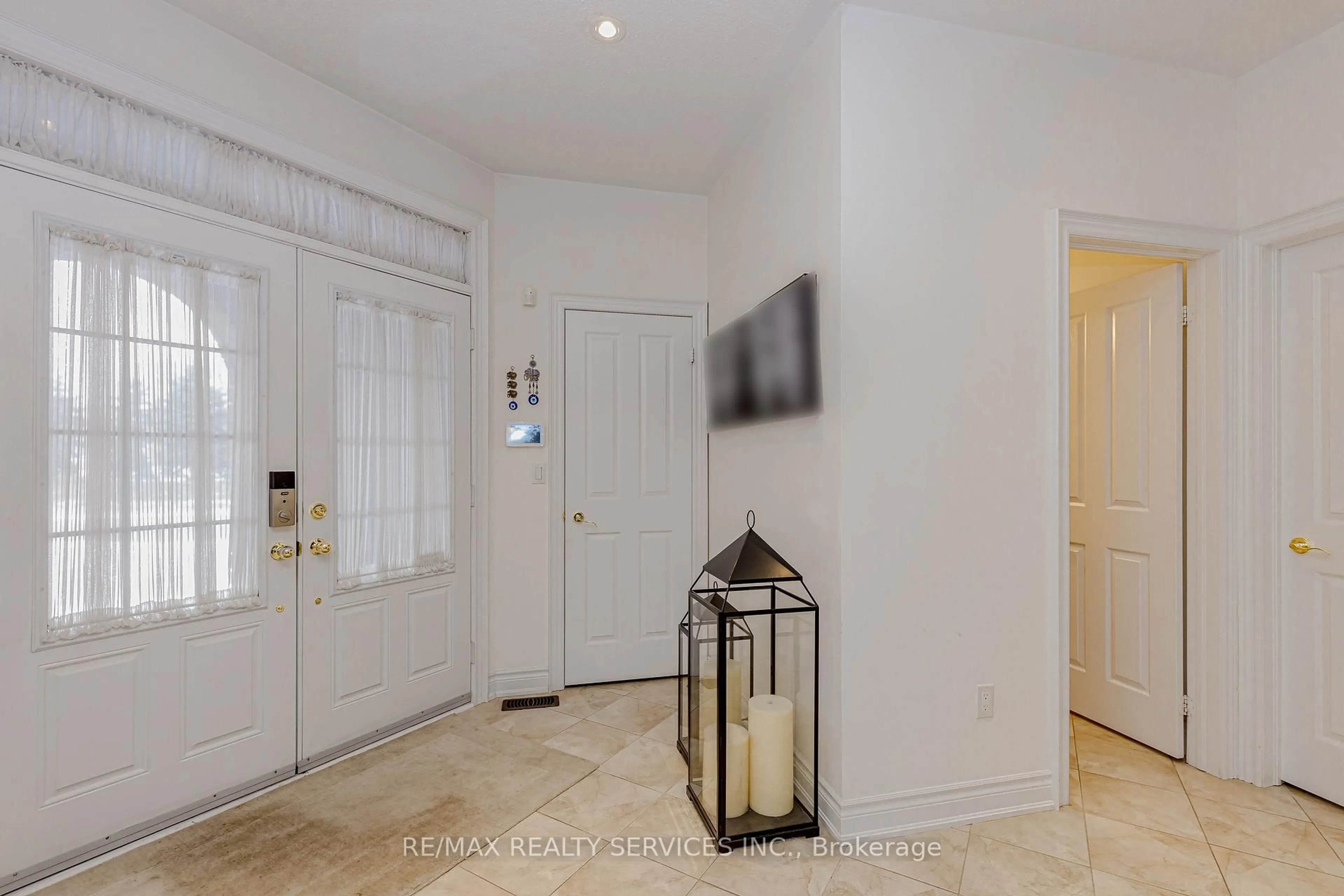 Indoor entryway for 132 Bloomsbury Ave, Brampton Ontario L6P 2X2