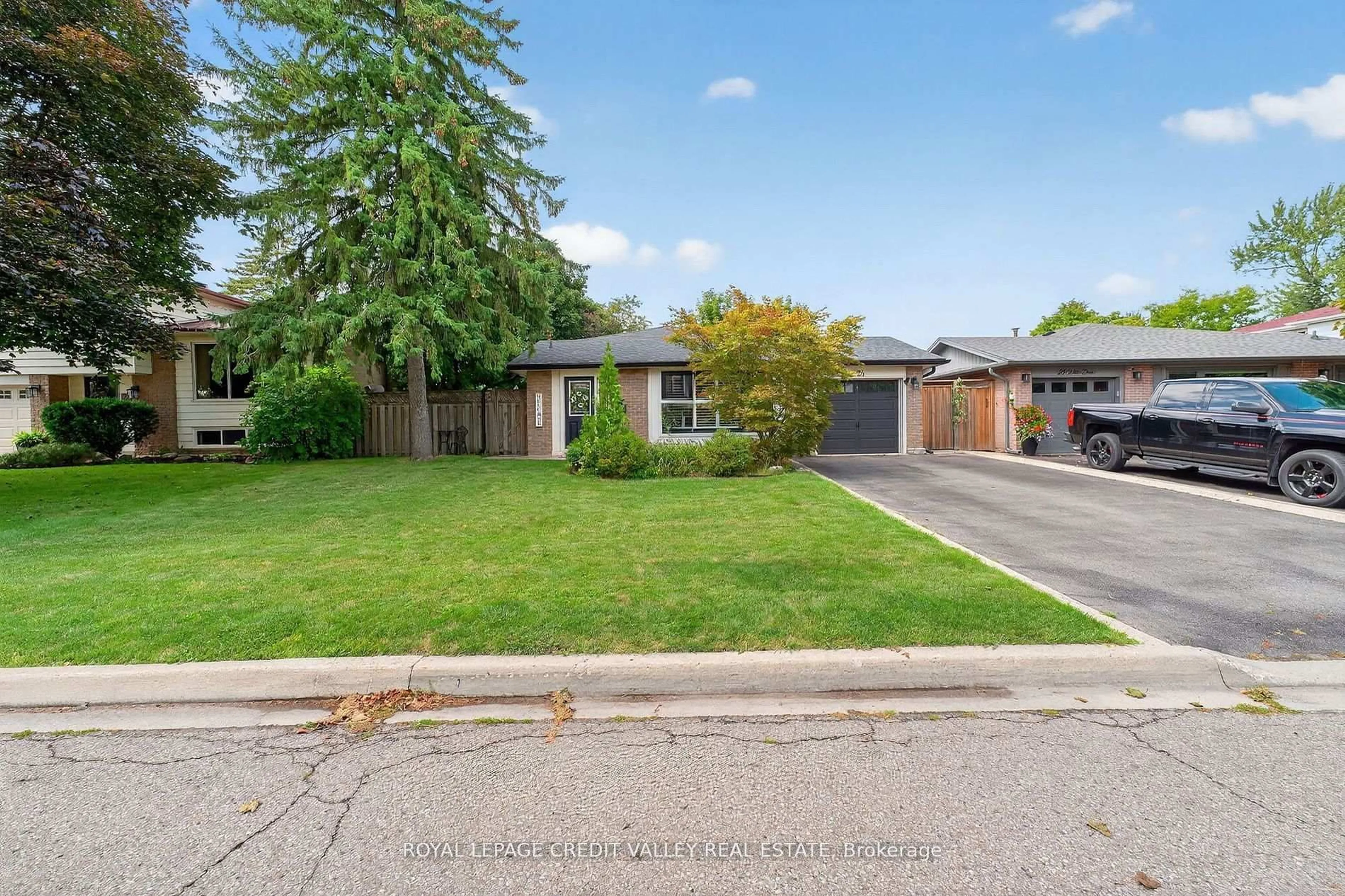 A pic from outside/outdoor area/front of a property/back of a property/a pic from drone, street for 24 Willis Dr, Brampton Ontario L6W 1A9