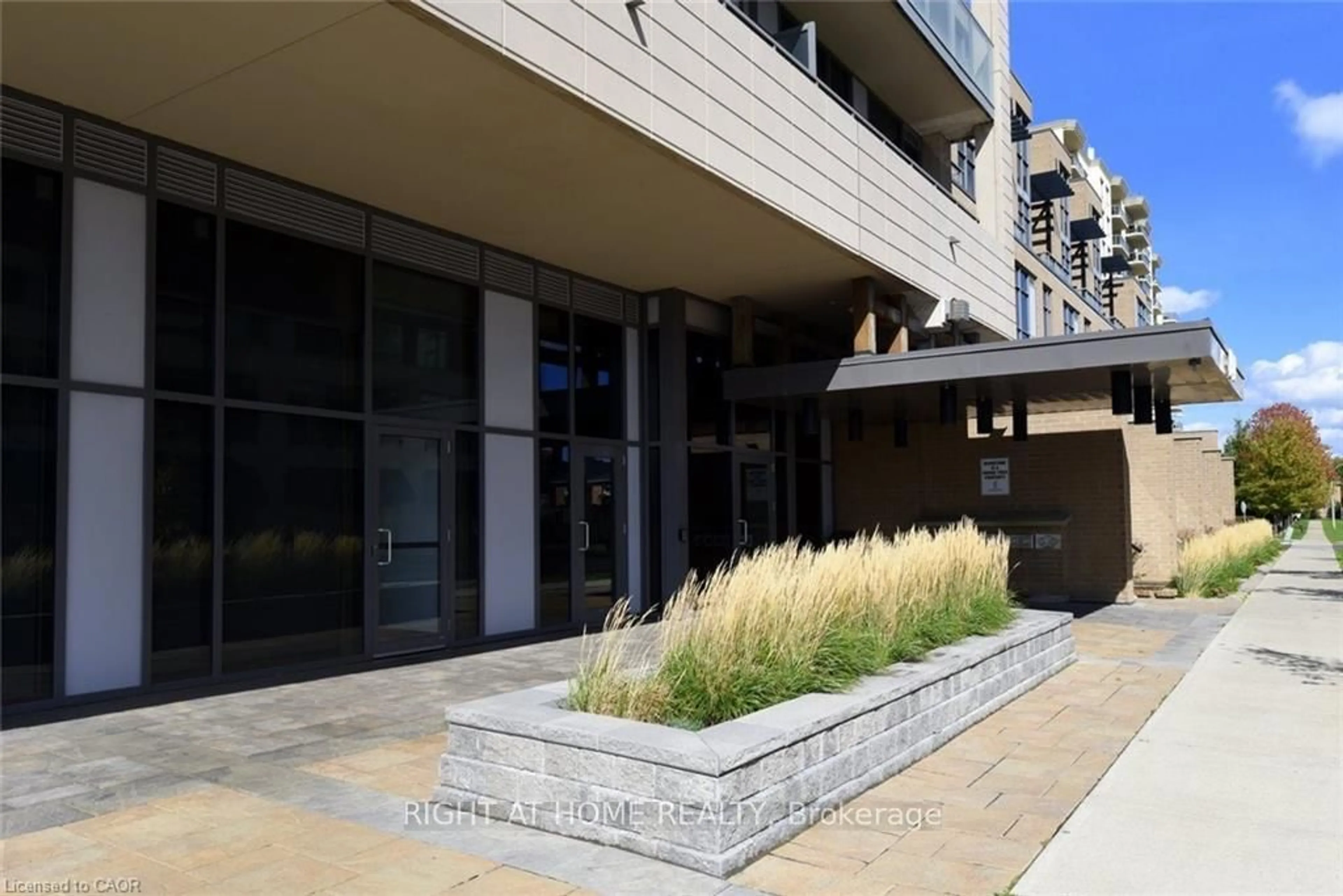 Indoor foyer for 1940 Ironstone Dr #1705, Burlington Ontario L7L 0E4