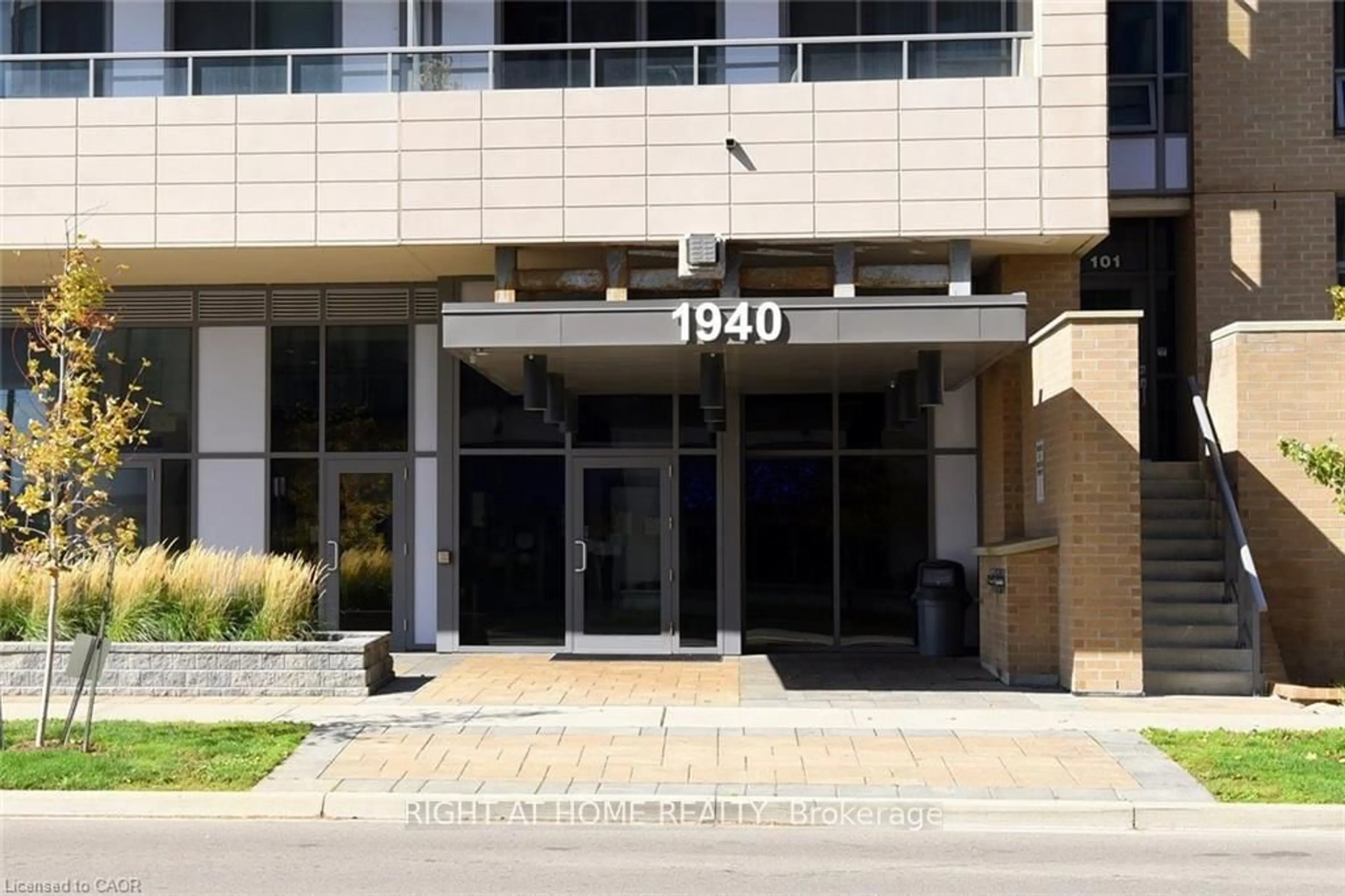 Indoor foyer for 1940 Ironstone Dr #1705, Burlington Ontario L7L 0E4