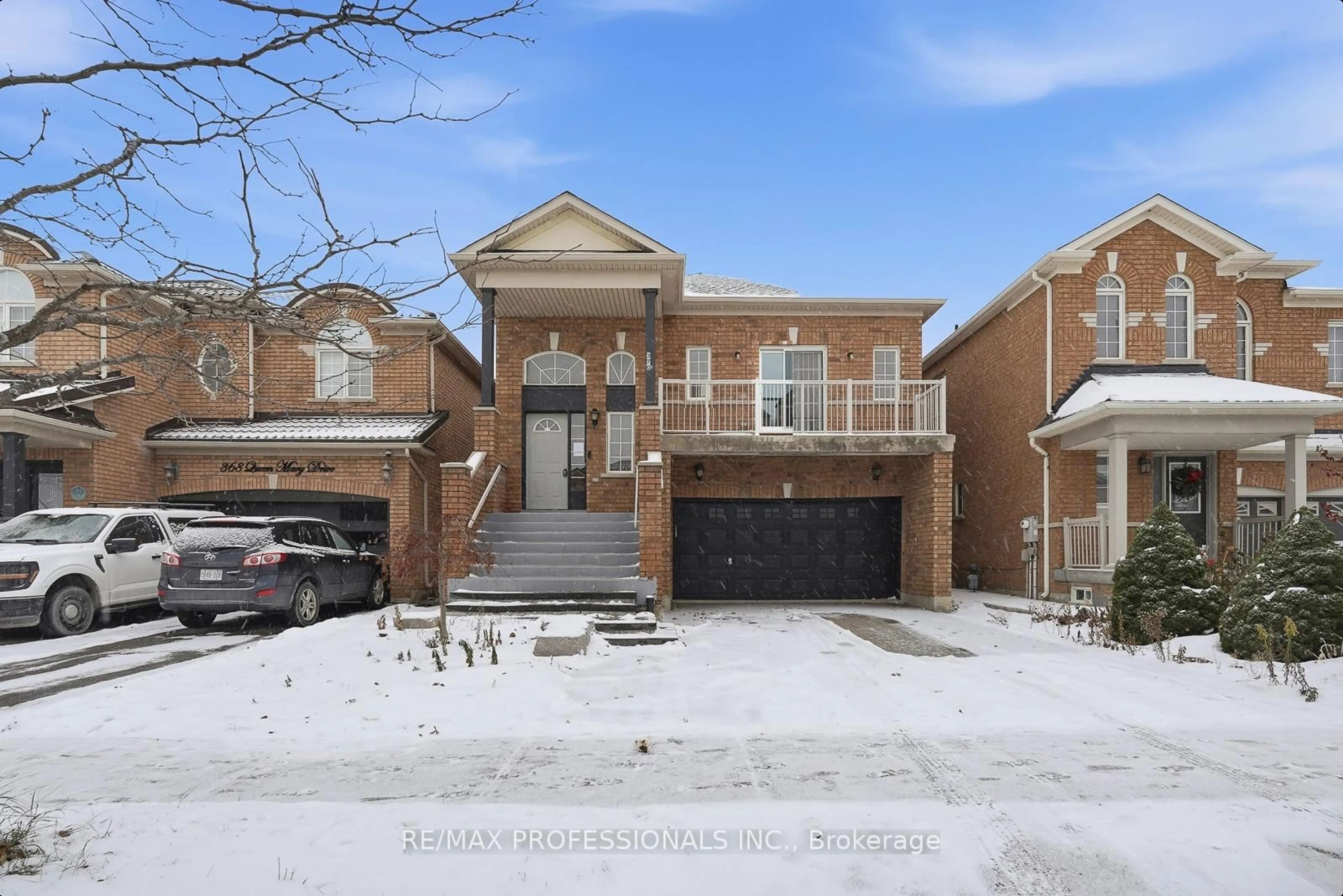 Home with brick exterior material, street for 370 Queen Mary Dr, Brampton Ontario L7A 3T1