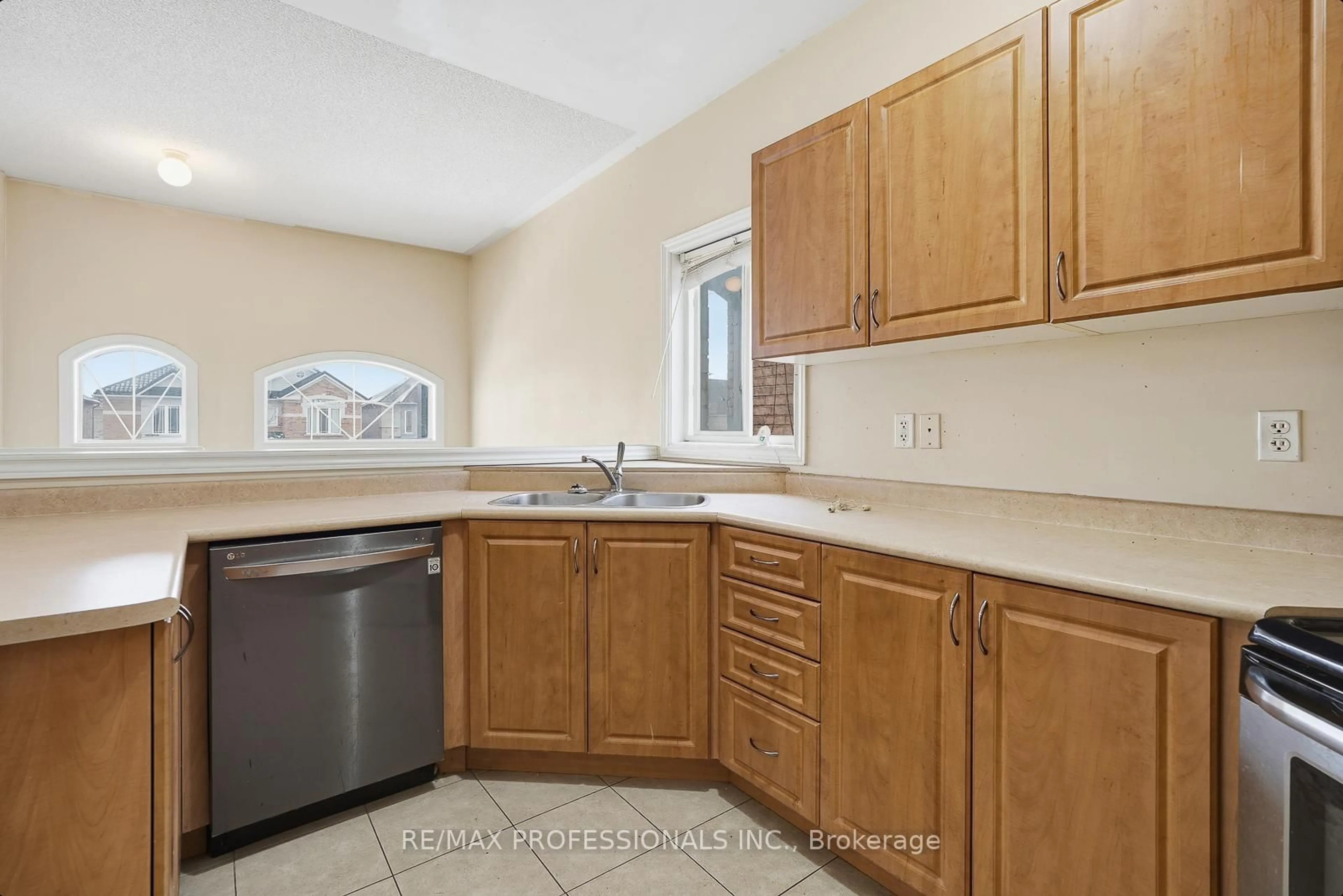 Standard kitchen, unknown for 370 Queen Mary Dr, Brampton Ontario L7A 3T1