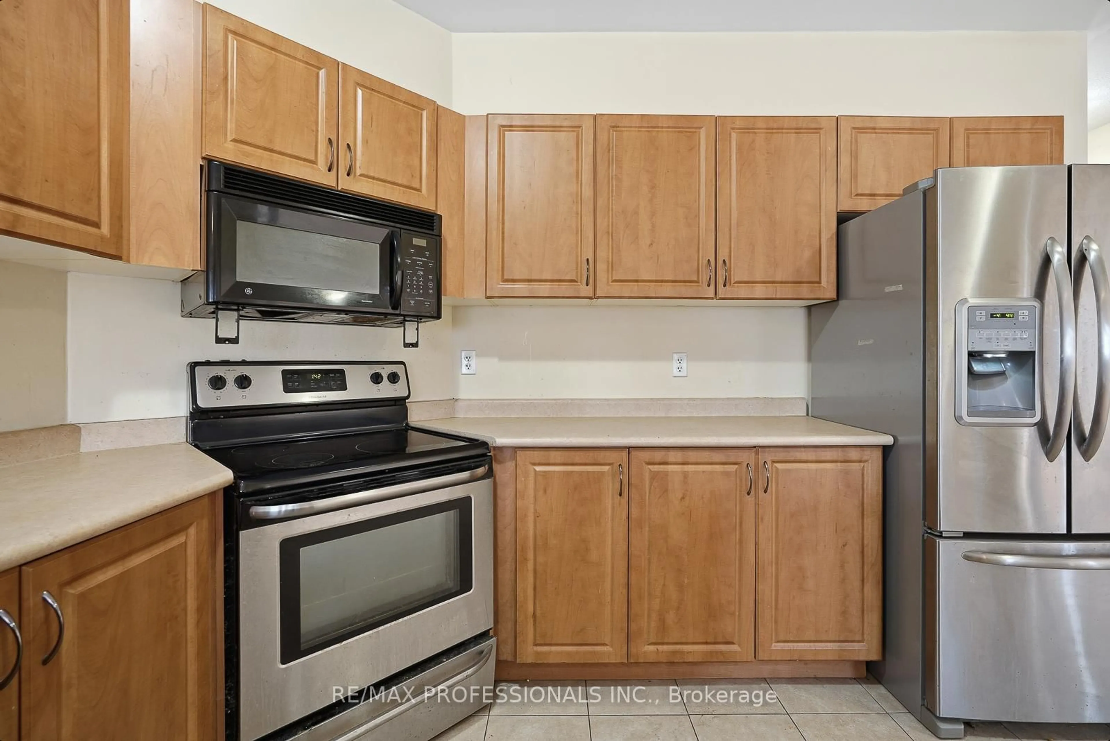 Standard kitchen, unknown for 370 Queen Mary Dr, Brampton Ontario L7A 3T1