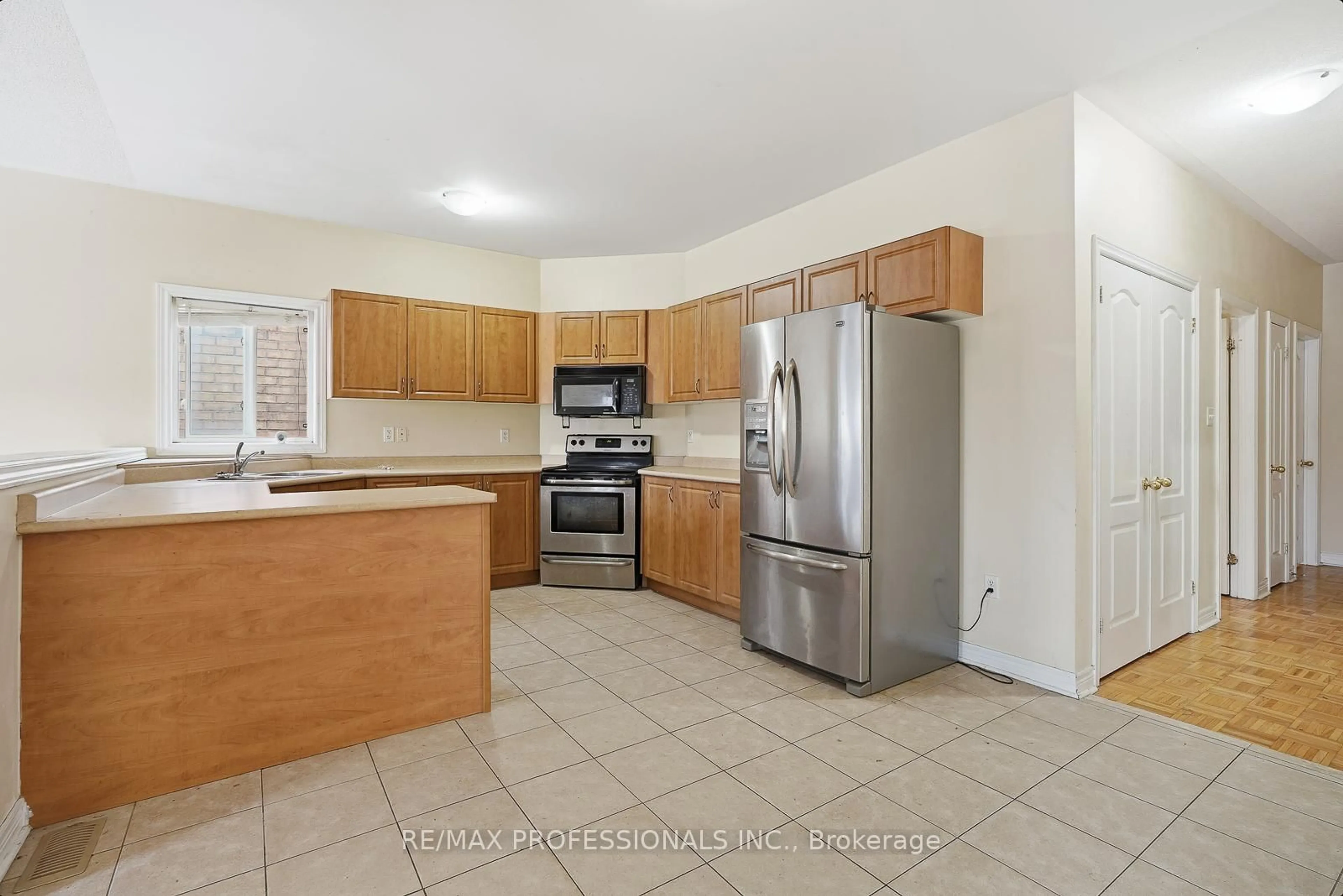 Standard kitchen, unknown for 370 Queen Mary Dr, Brampton Ontario L7A 3T1