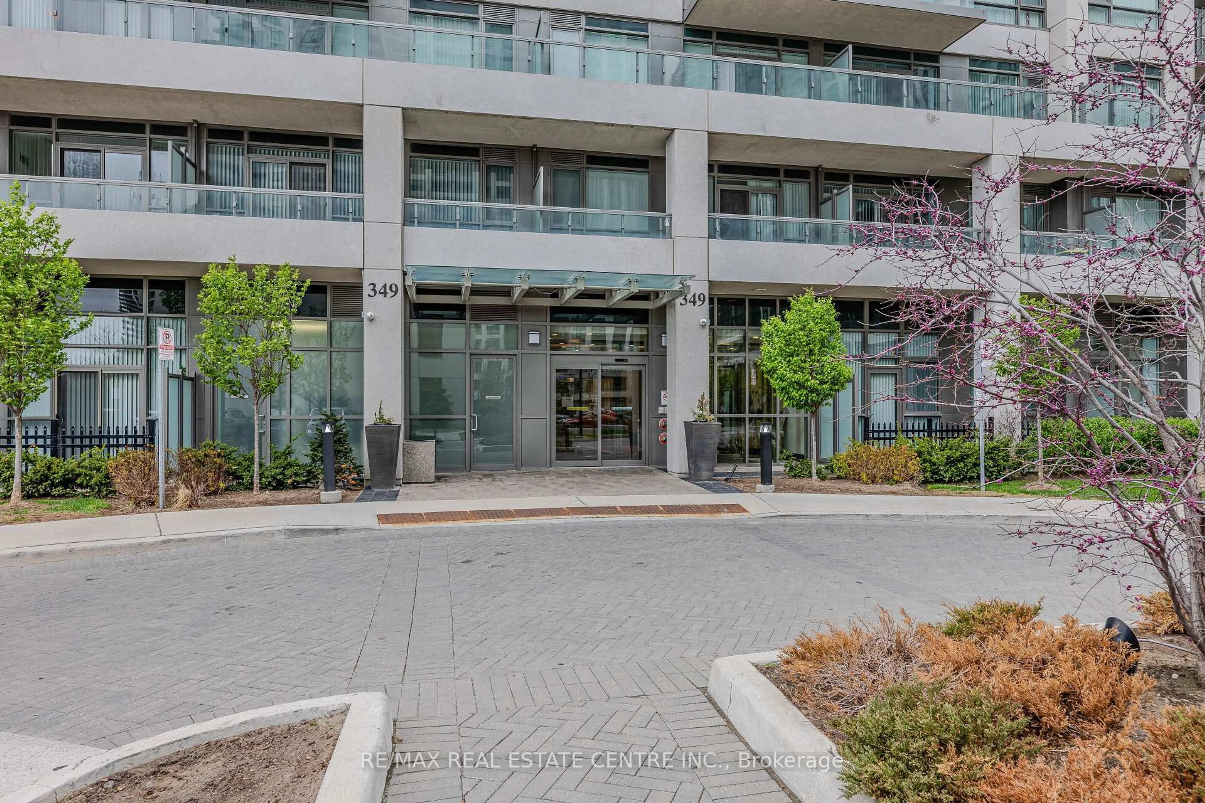 Indoor foyer for 349 Rathburn Rd #507, Mississauga Ontario L5B 0G9