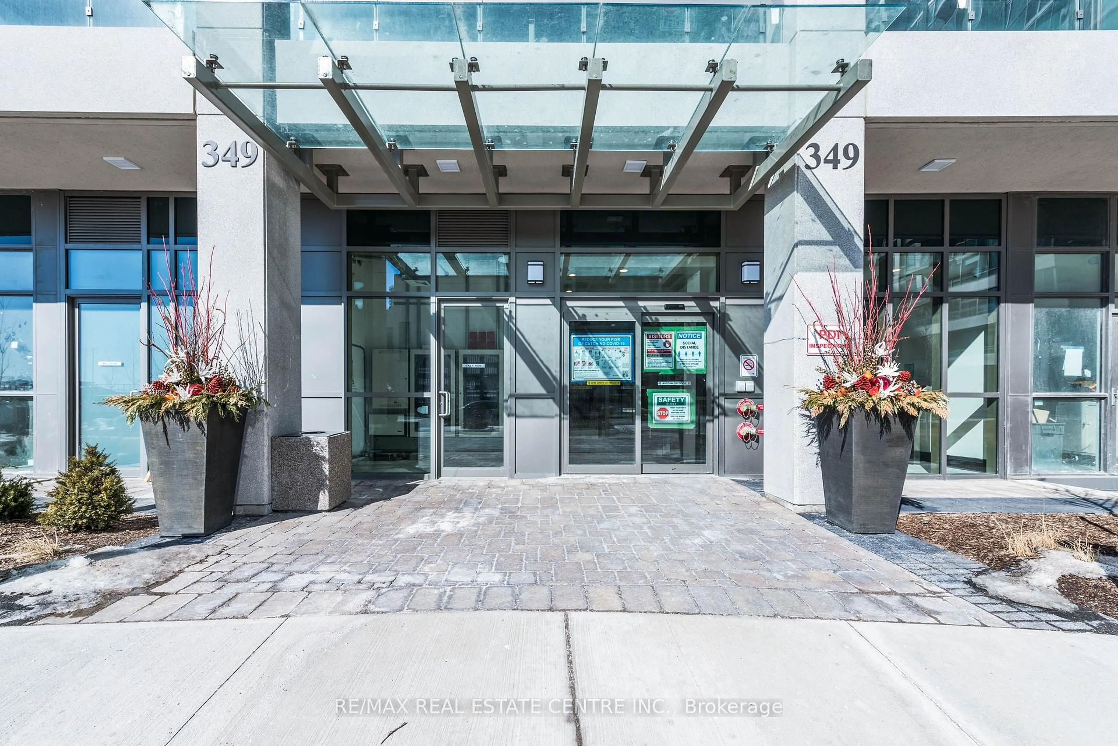 Indoor foyer for 349 Rathburn Rd #507, Mississauga Ontario L5B 0G9