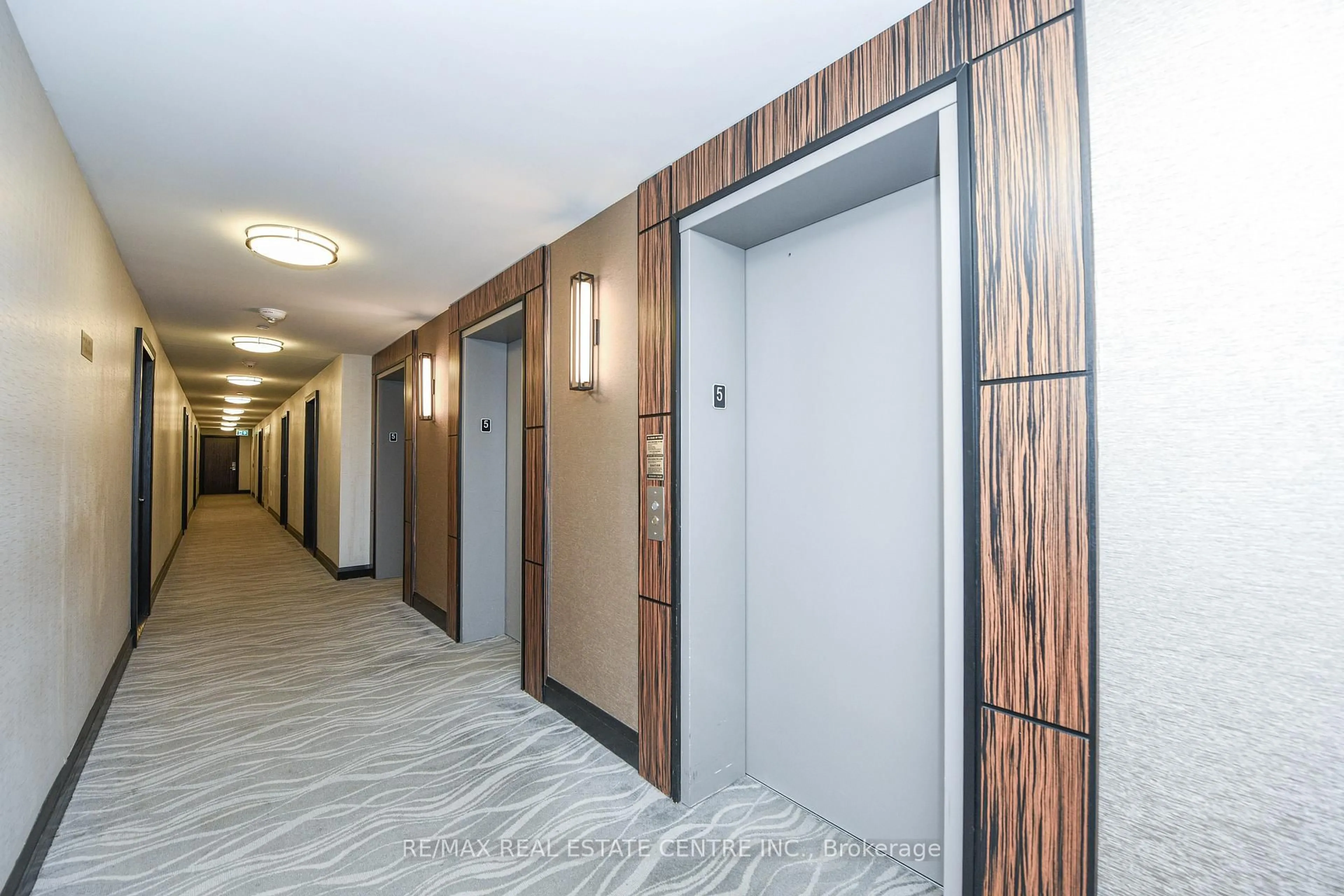 Indoor foyer for 349 Rathburn Rd #507, Mississauga Ontario L5B 0G9