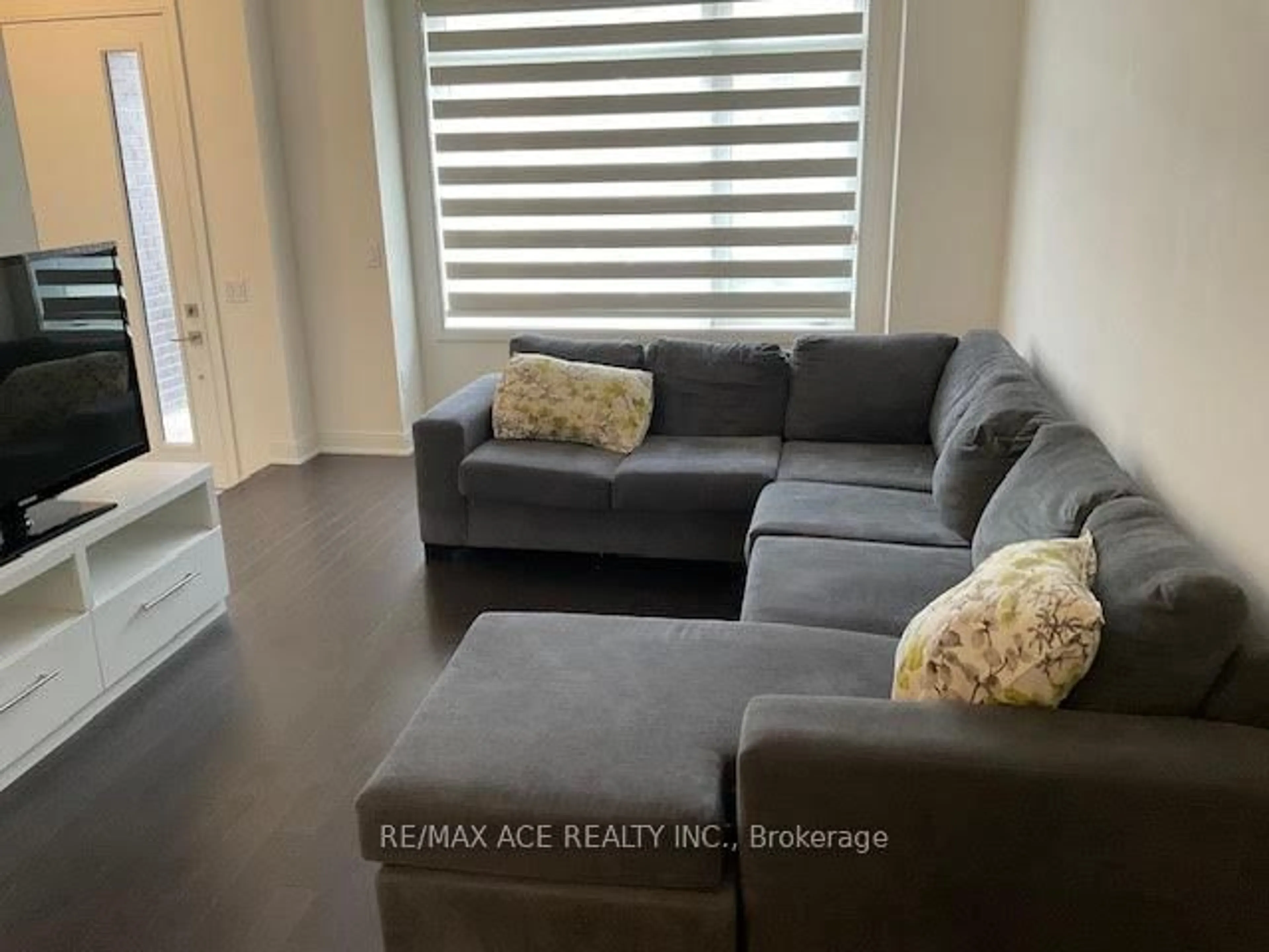 Living room with furniture, wood/laminate floor for 88 Pearman Cres, Brampton Ontario L7A 4Z1