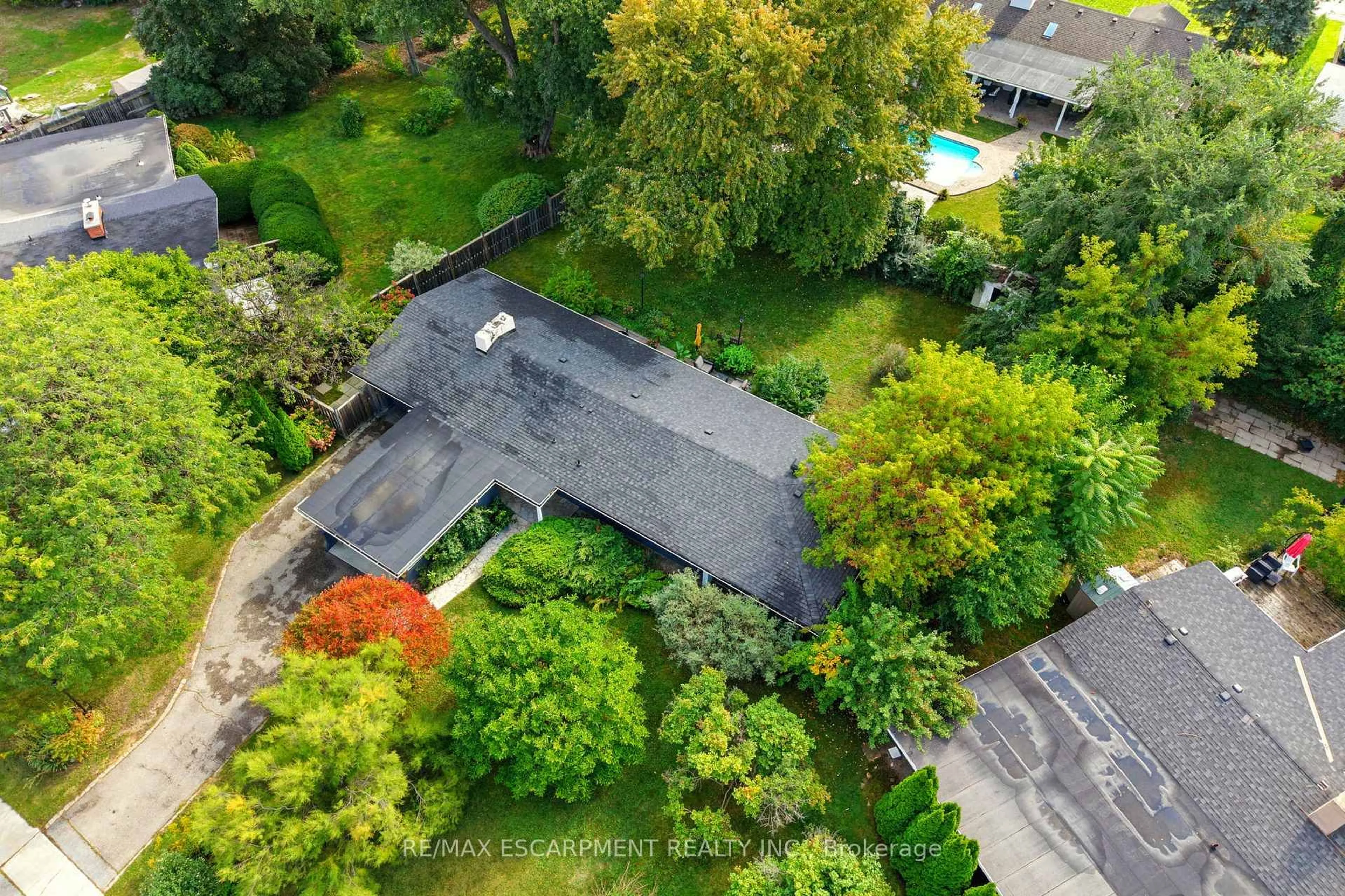A pic from outside/outdoor area/front of a property/back of a property/a pic from drone, street for 230 South Service Rd, Mississauga Ontario L5G 2S1