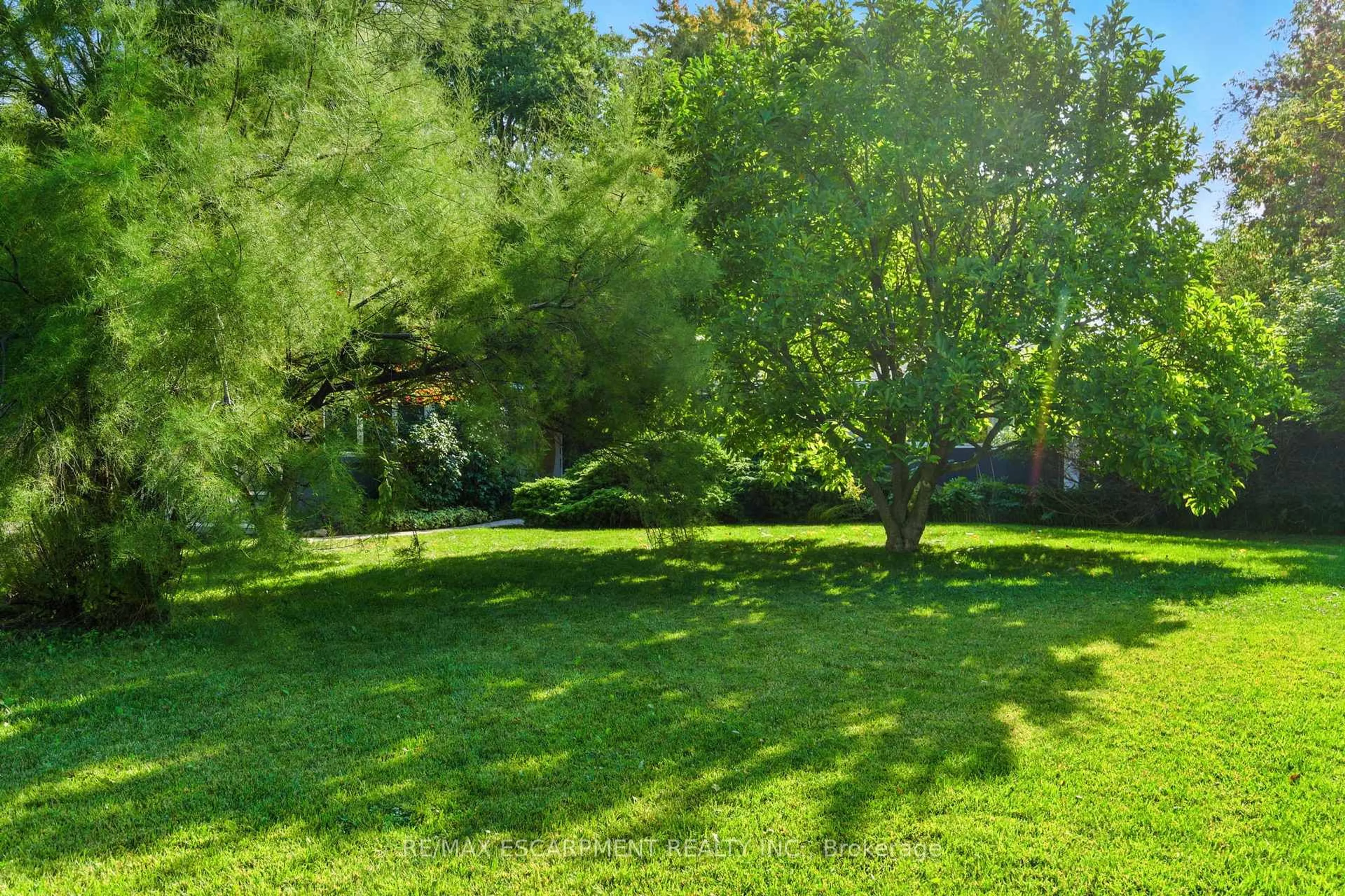 Patio, forest/trees view for 230 South Service Rd, Mississauga Ontario L5G 2S1