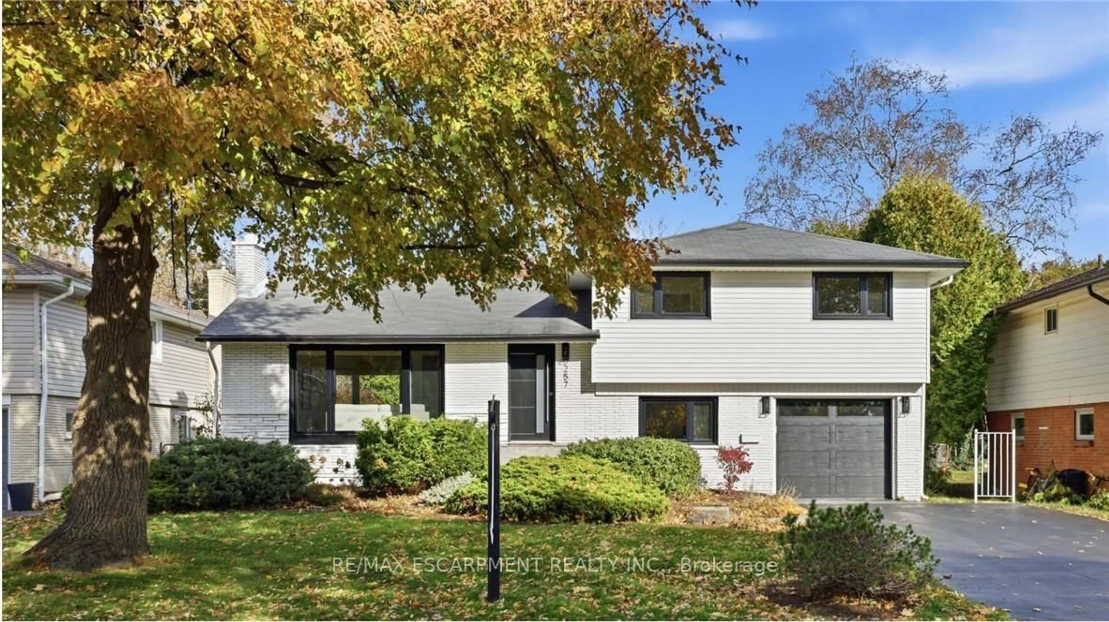 Home with brick exterior material, street for 257 STRATHCONA Dr, Burlington Ontario L7L 2C9