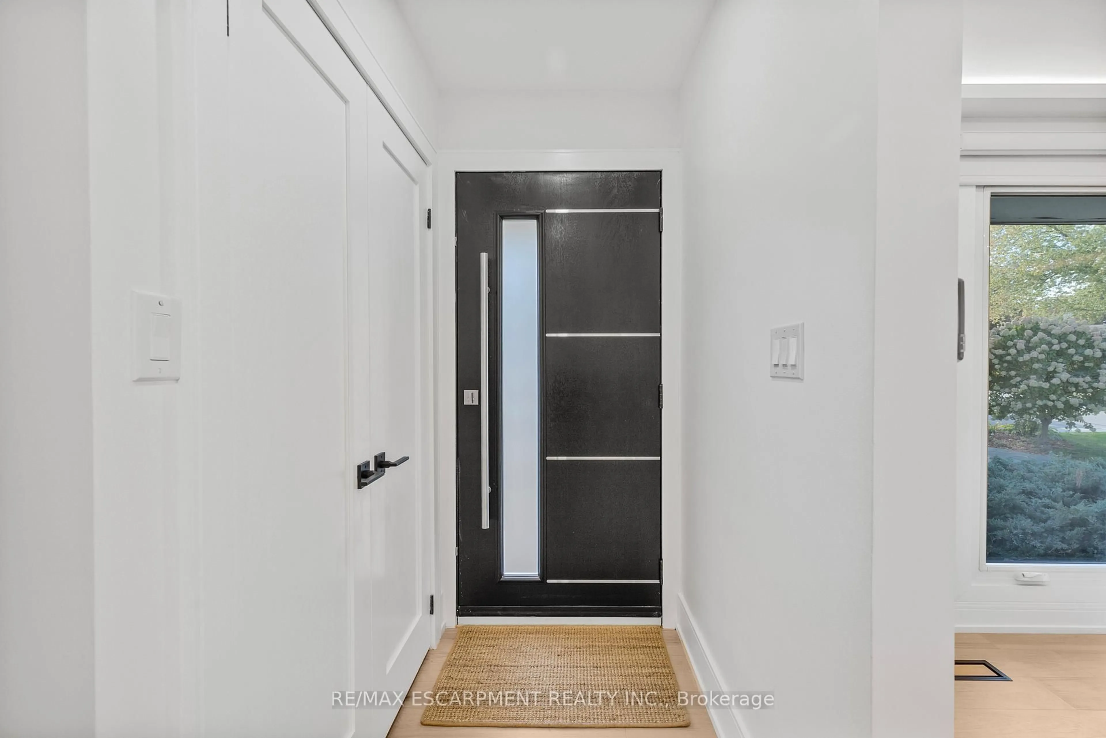 Indoor entryway for 257 STRATHCONA Dr, Burlington Ontario L7L 2C9