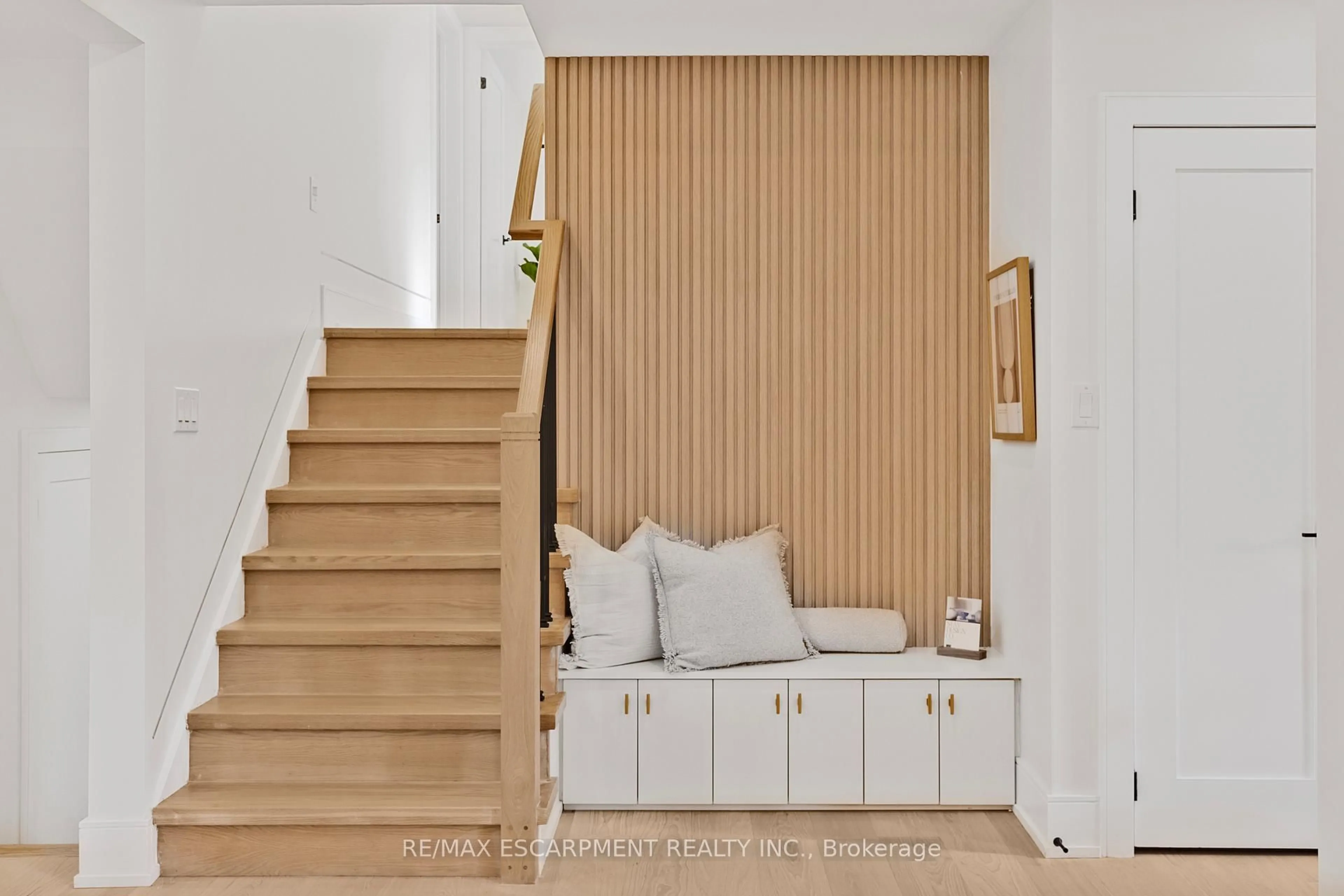 Indoor entryway for 257 STRATHCONA Dr, Burlington Ontario L7L 2C9