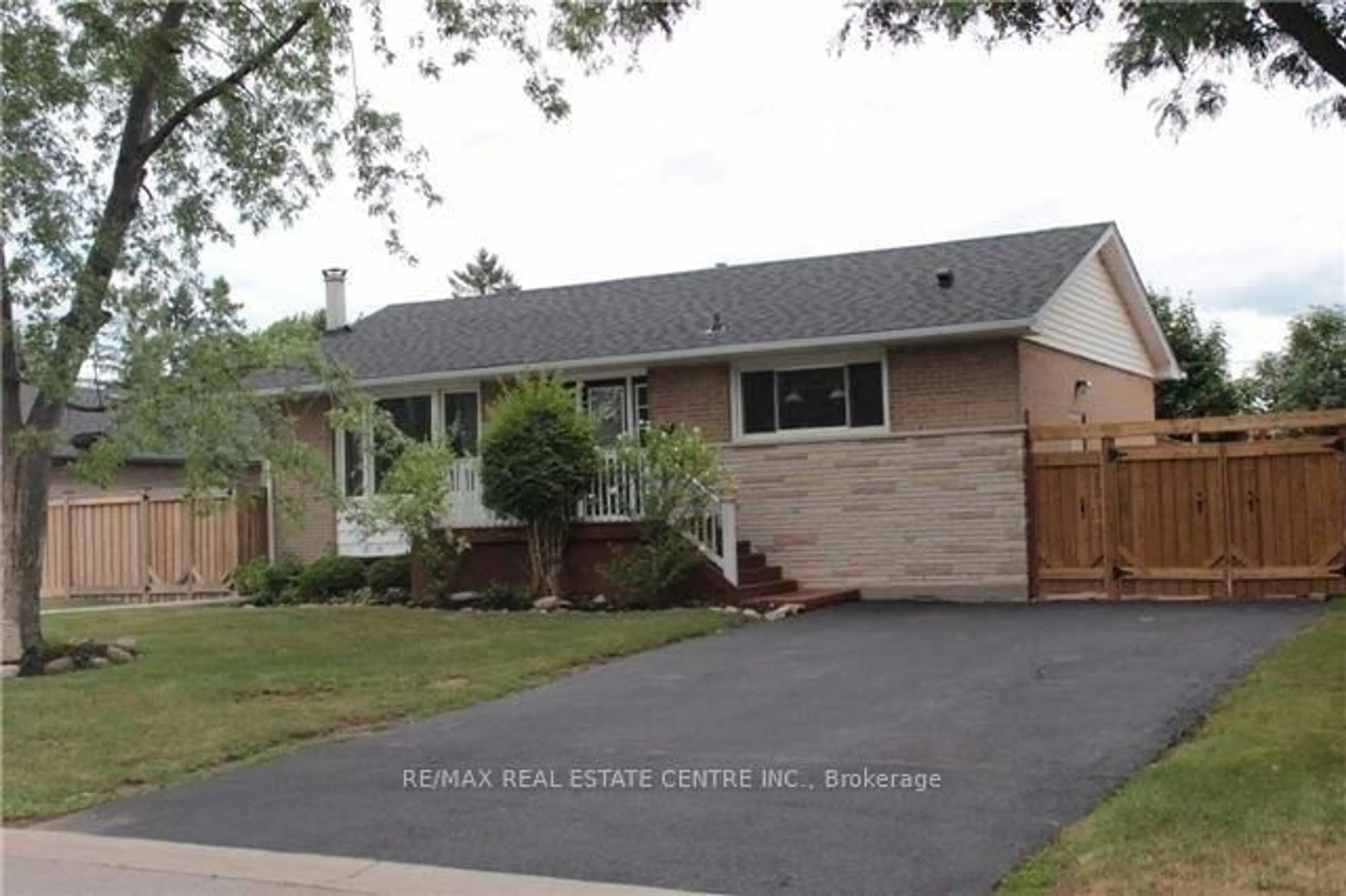 Home with vinyl exterior material, street for 363 Duncombe Dr, Burlington Ontario L7L 4M2