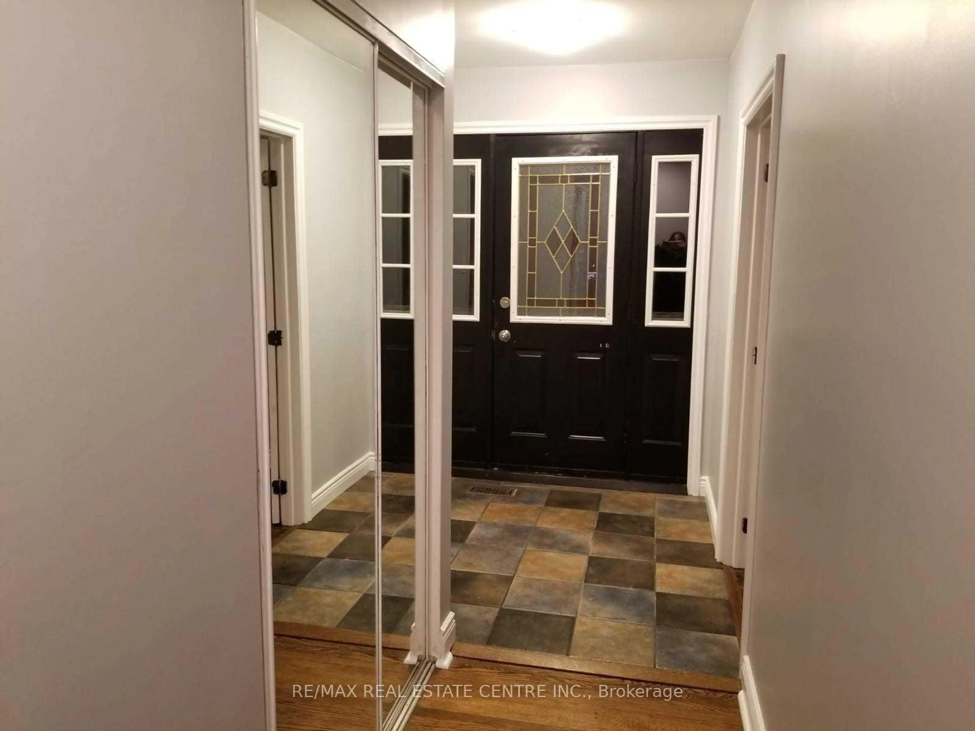 Indoor entryway for 363 Duncombe Dr, Burlington Ontario L7L 4M2