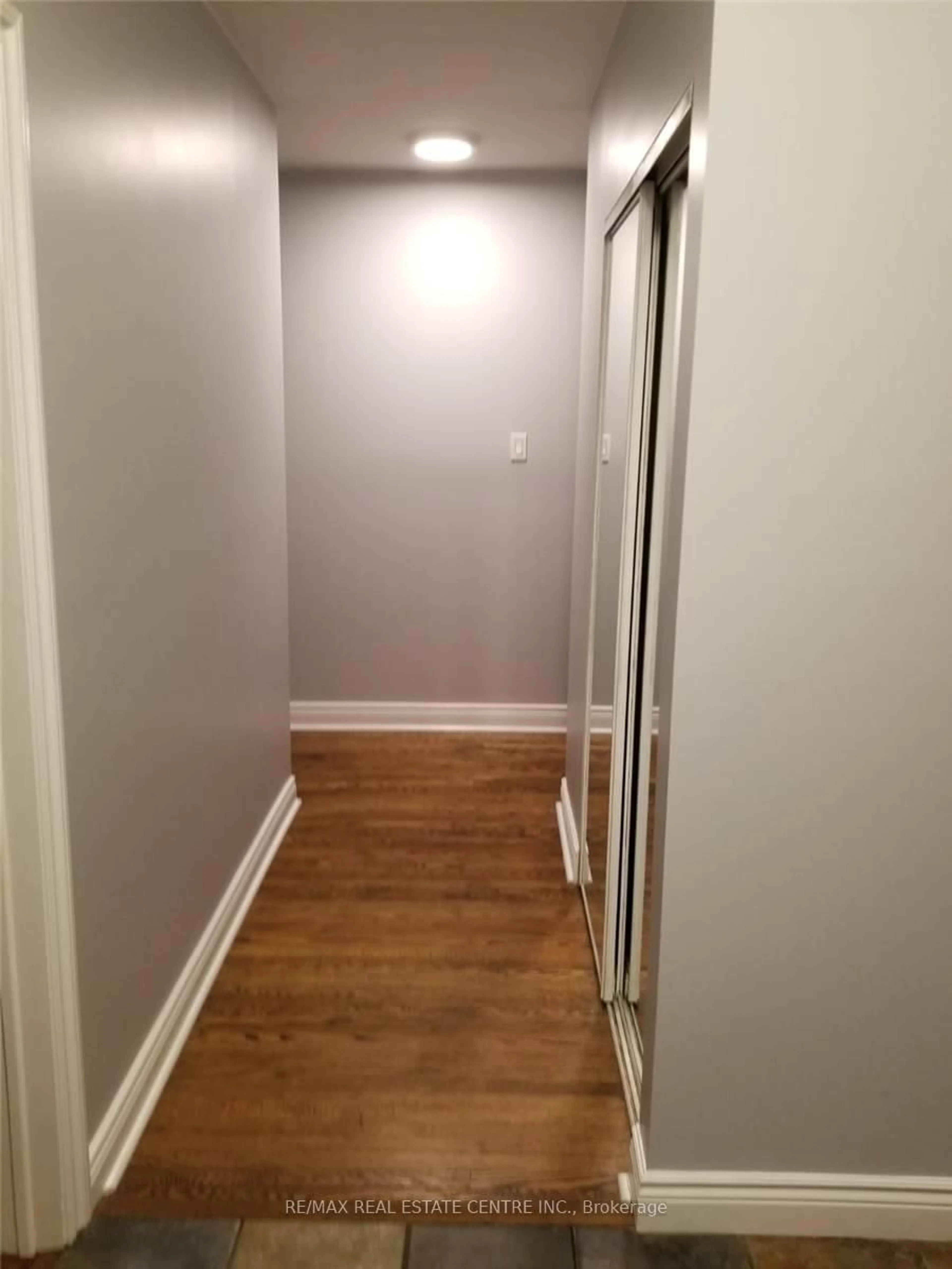 A pic of a room for 363 Duncombe Dr, Burlington Ontario L7L 4M2
