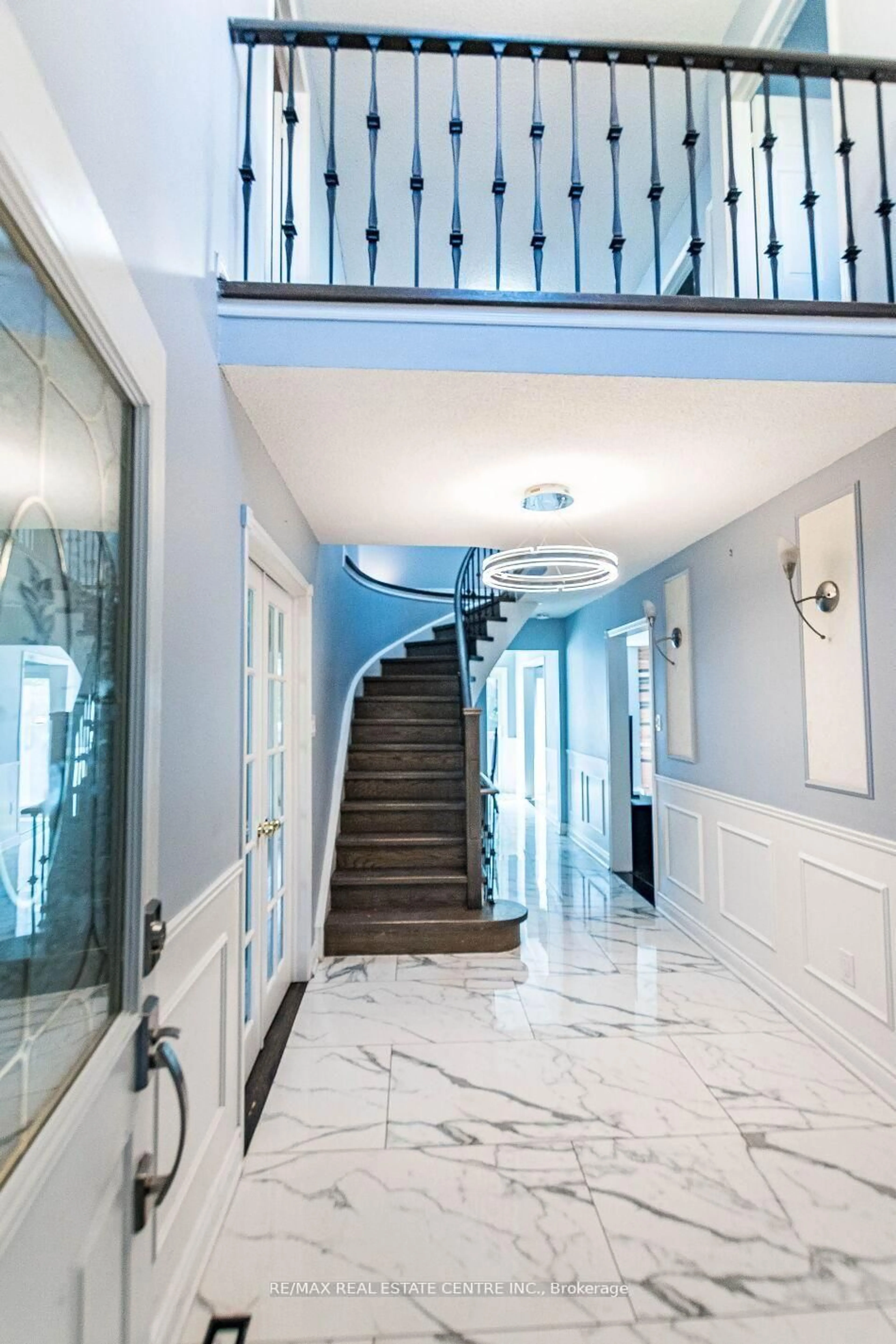 Indoor foyer for 43 Horsham St, Brampton Ontario L6X 3R4