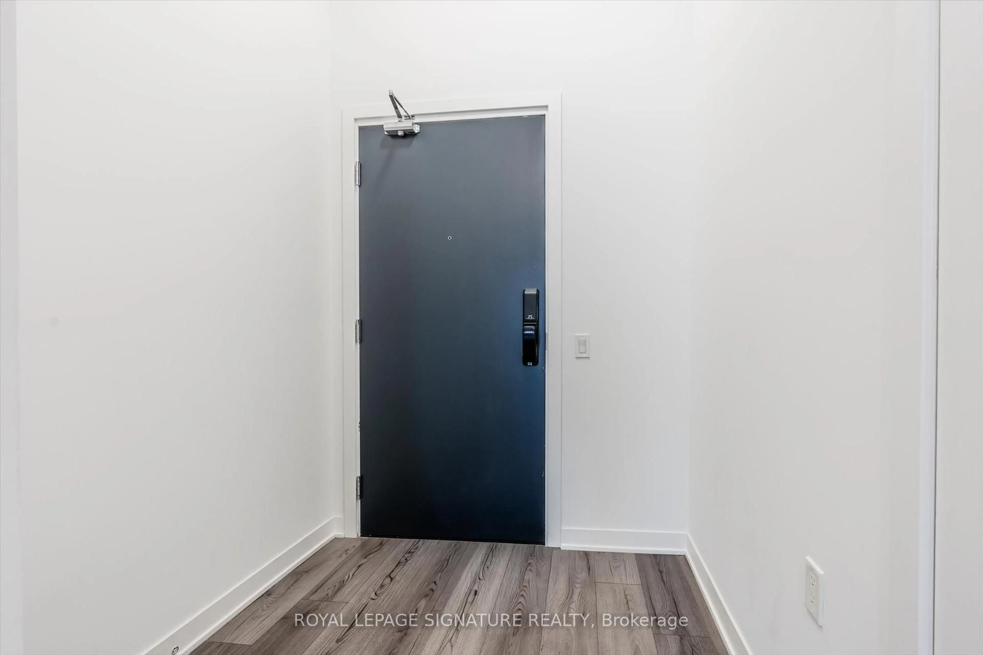 Indoor entryway for 395 Dundas St #132, Oakville Ontario L6M 5R8