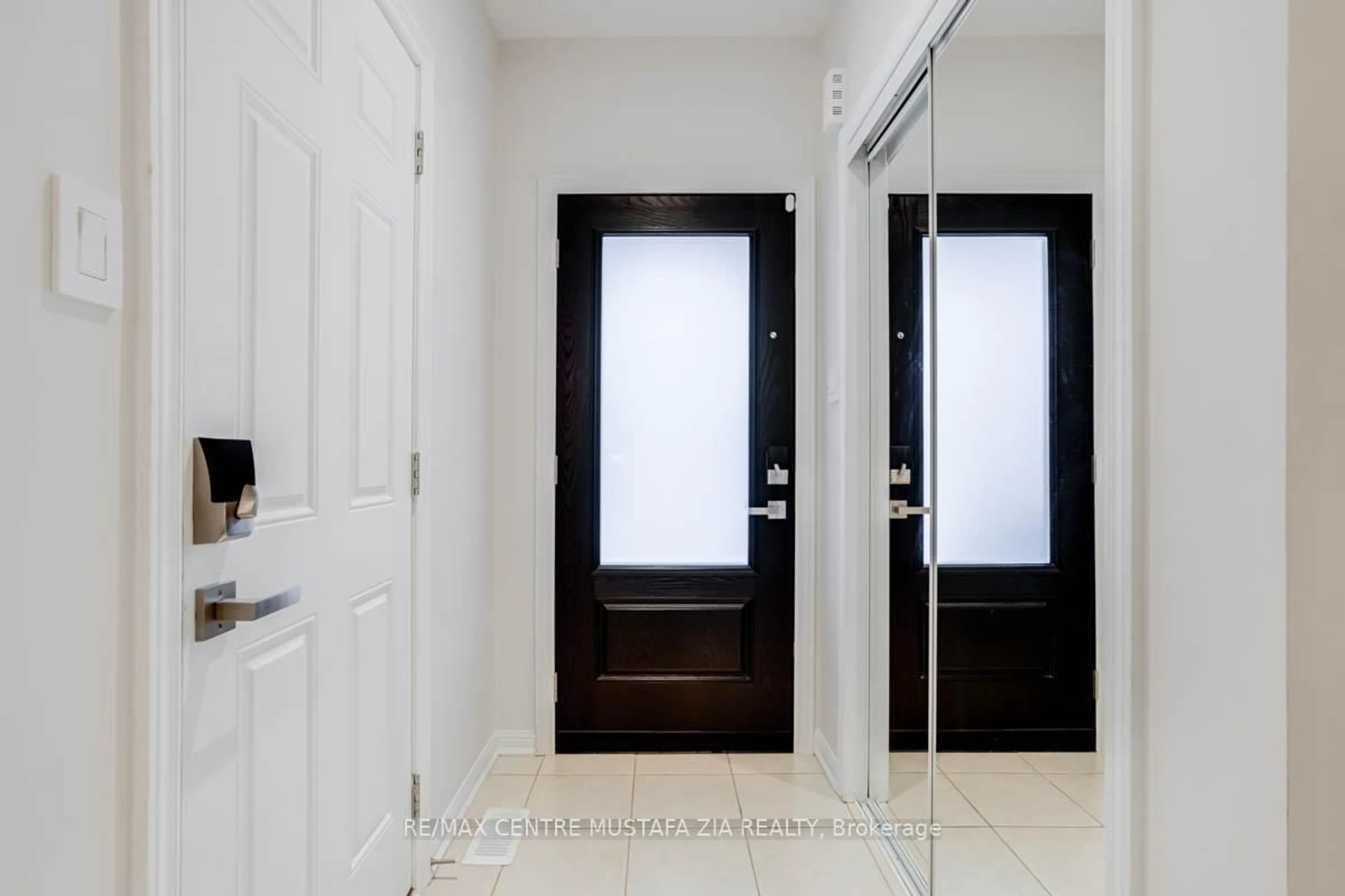 Indoor entryway for 528 Attenborough Tr, Milton Ontario L9T 8H5