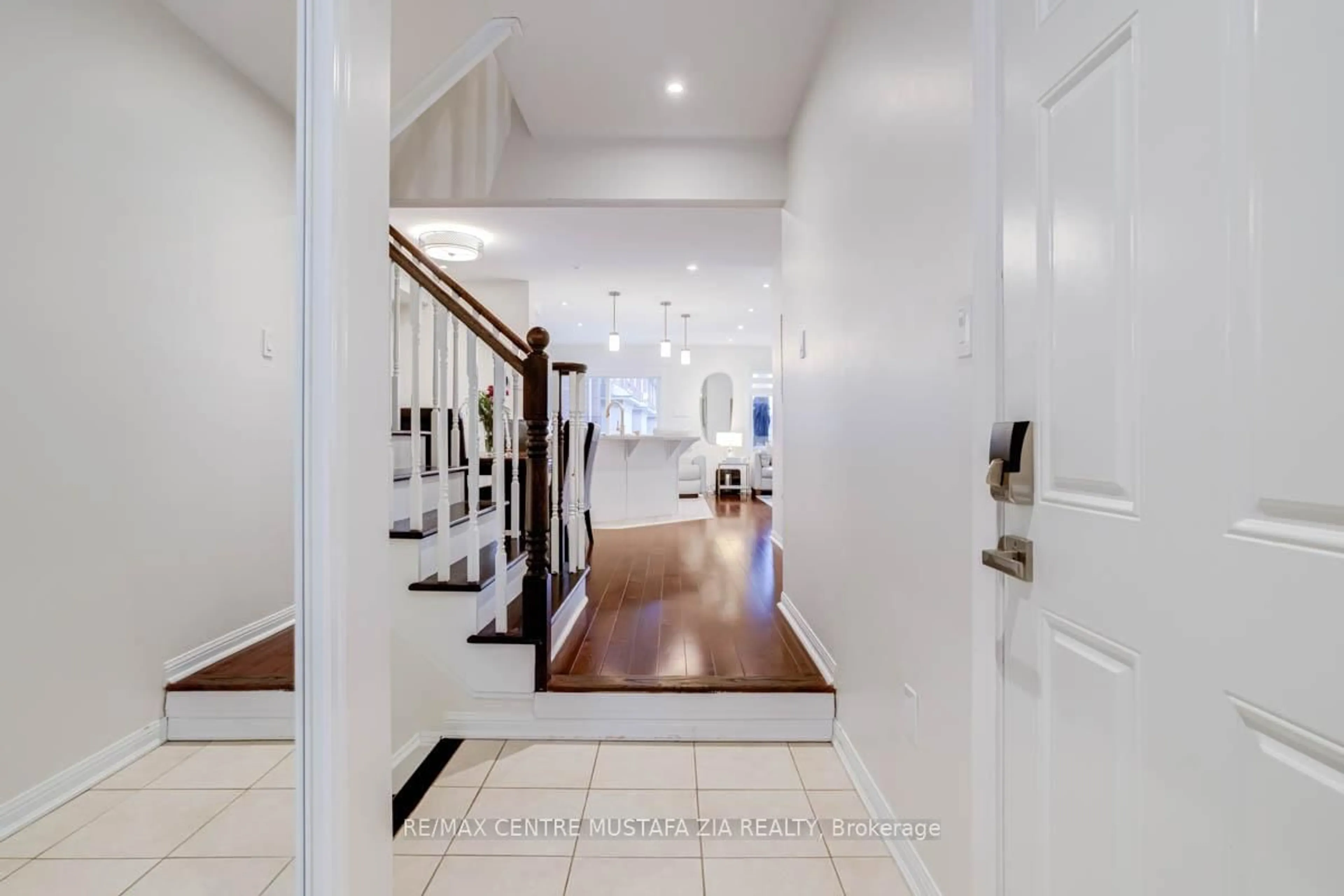 Indoor entryway for 528 Attenborough Tr, Milton Ontario L9T 8H5