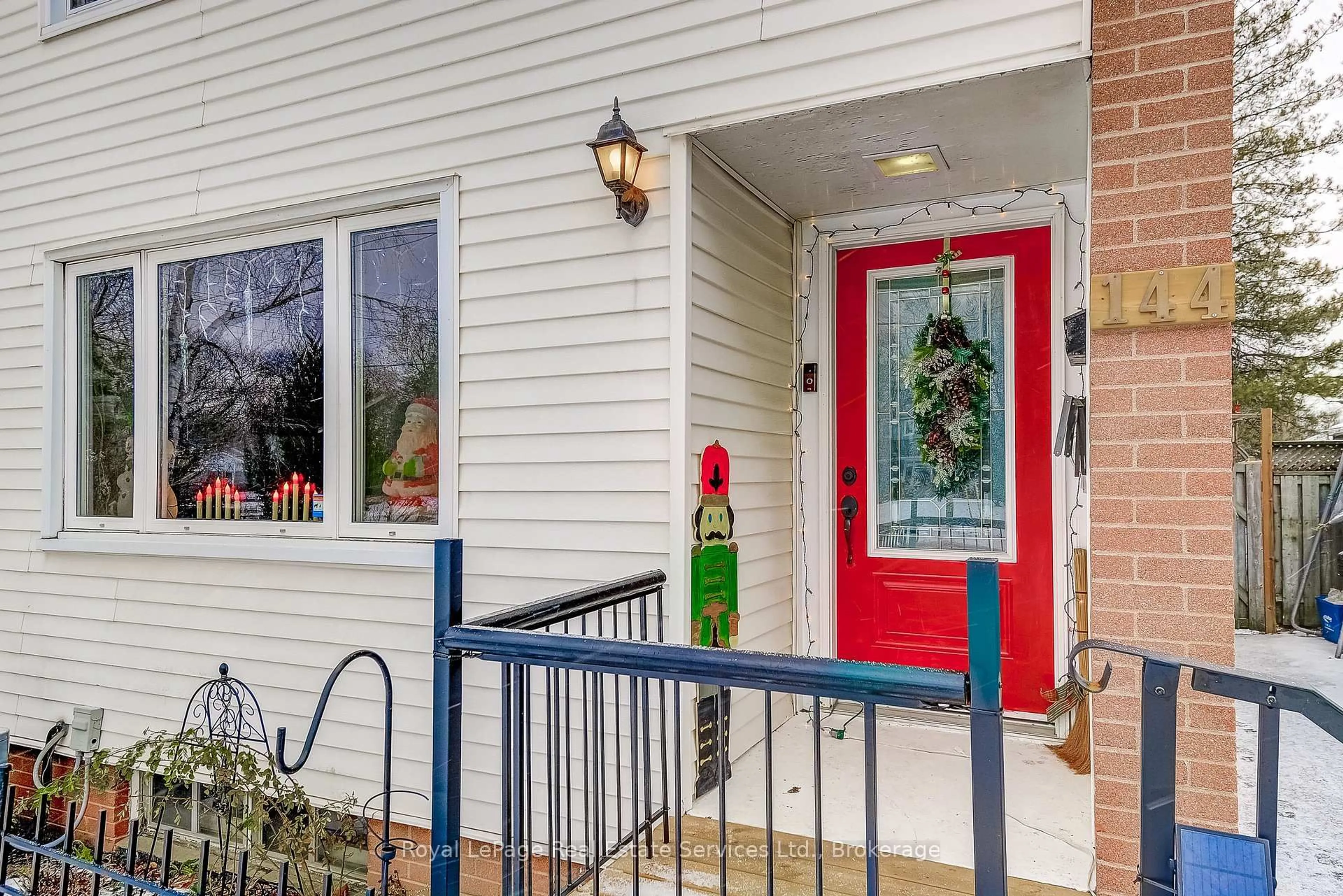 Indoor entryway for 144 Heslop Rd, Milton Ontario L9T 1B4