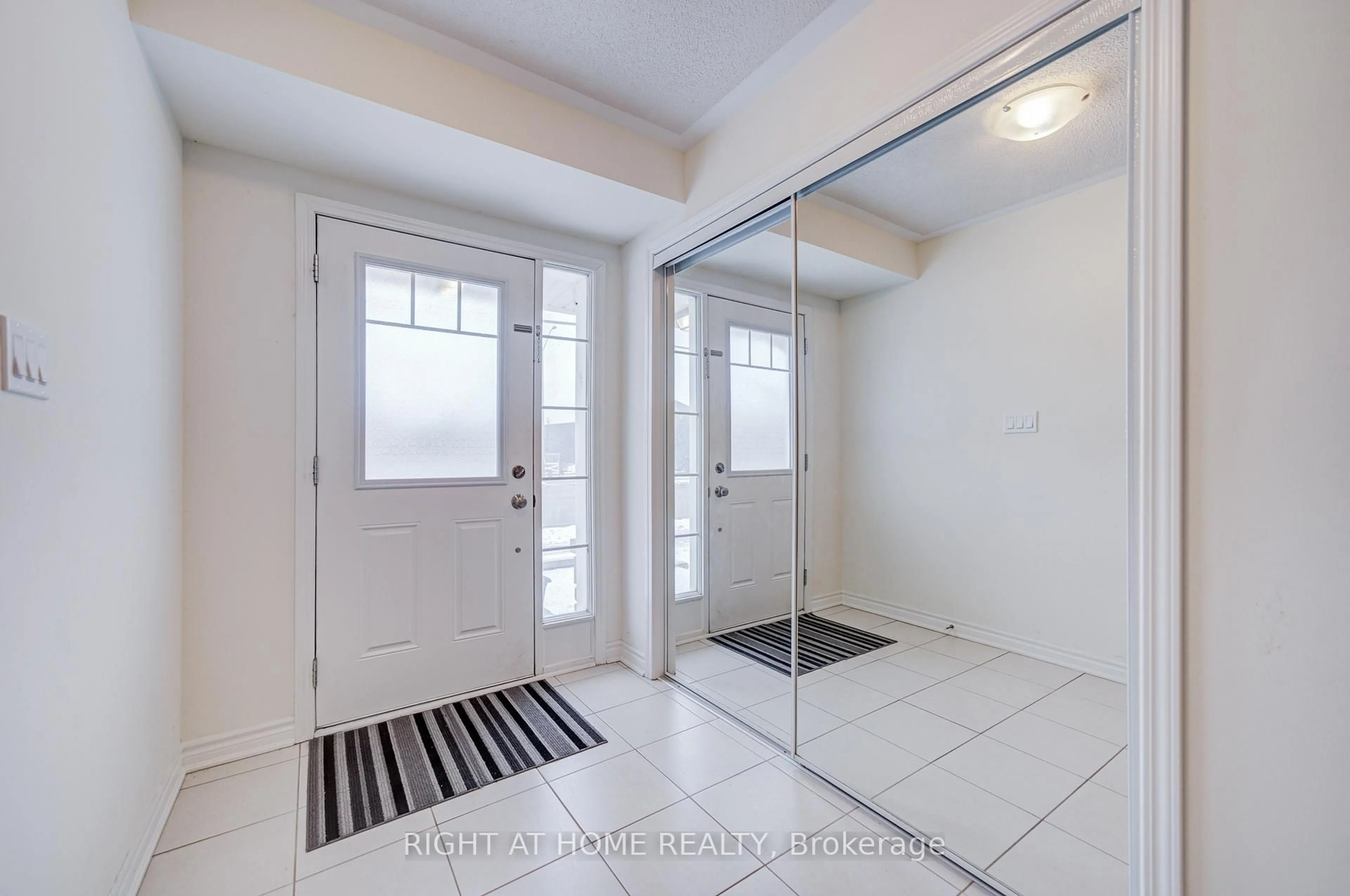 Indoor entryway for 1000 Asleton Blvd #162, Milton Ontario L9T 9L3