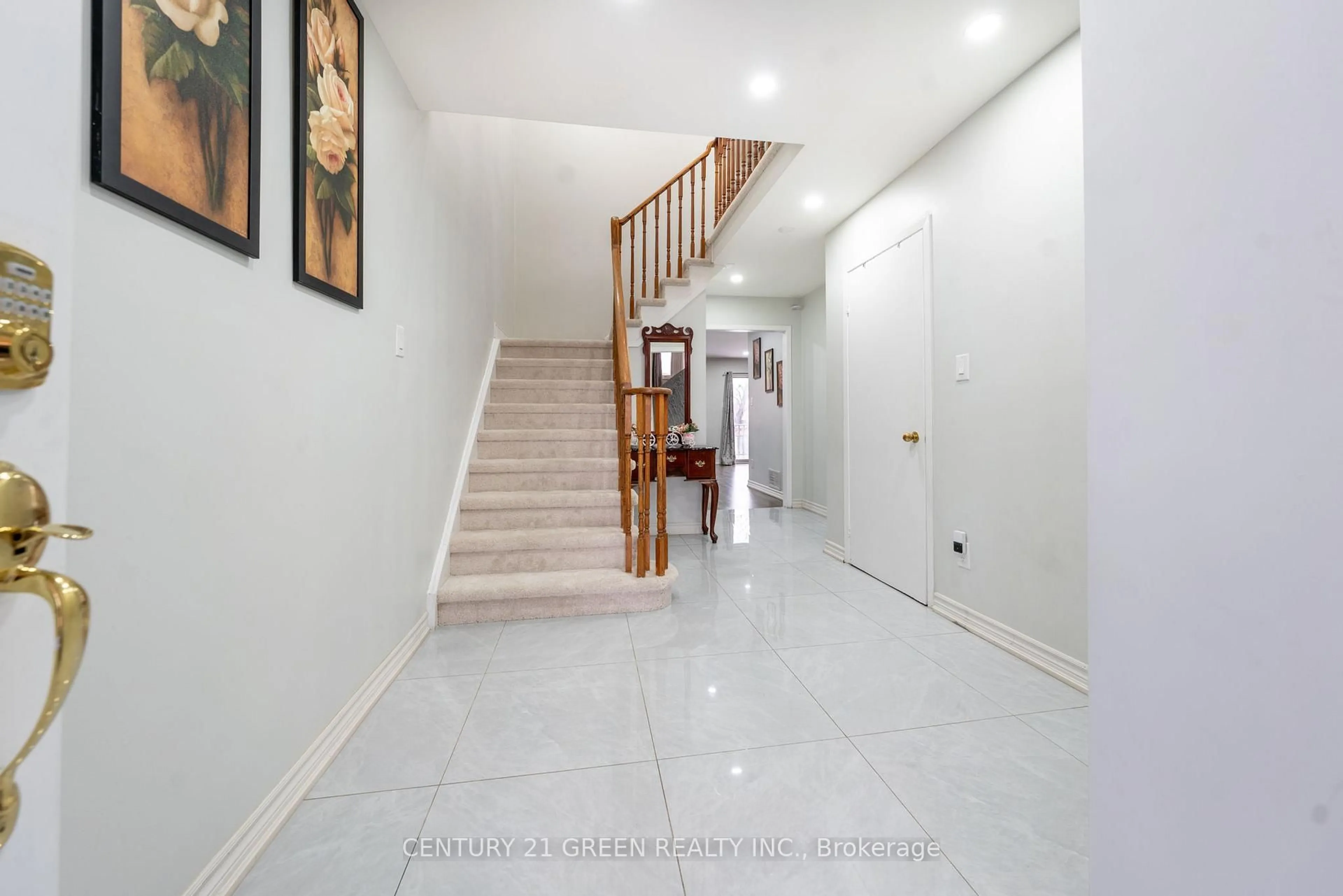 Indoor foyer for 61 Kingknoll Dr, Brampton Ontario L6Y 3G6