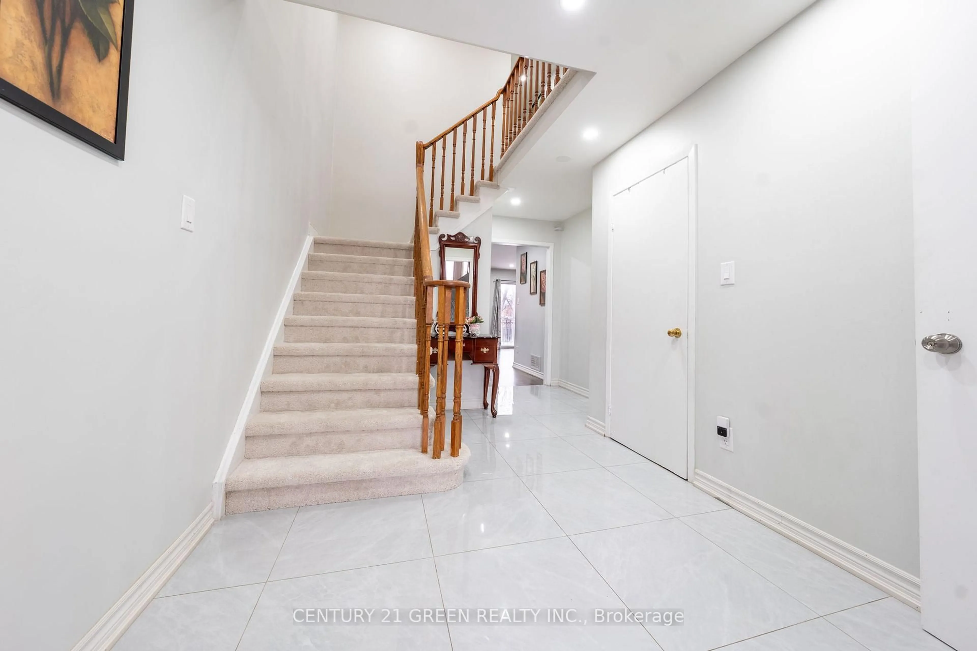 Indoor foyer for 61 Kingknoll Dr, Brampton Ontario L6Y 3G6