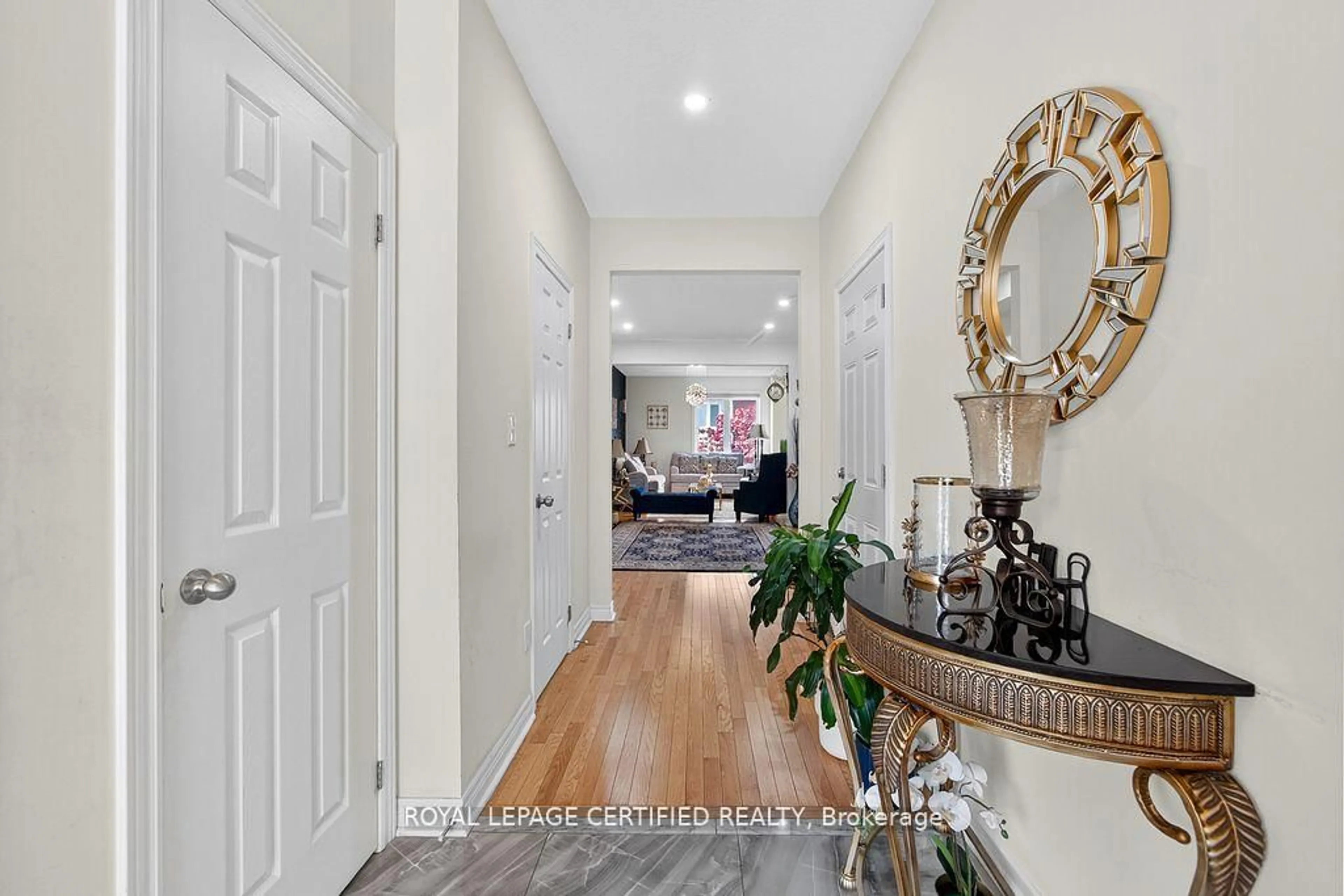 Indoor entryway for 497 Downes Jackson Hts, Milton Ontario L9T 8W2