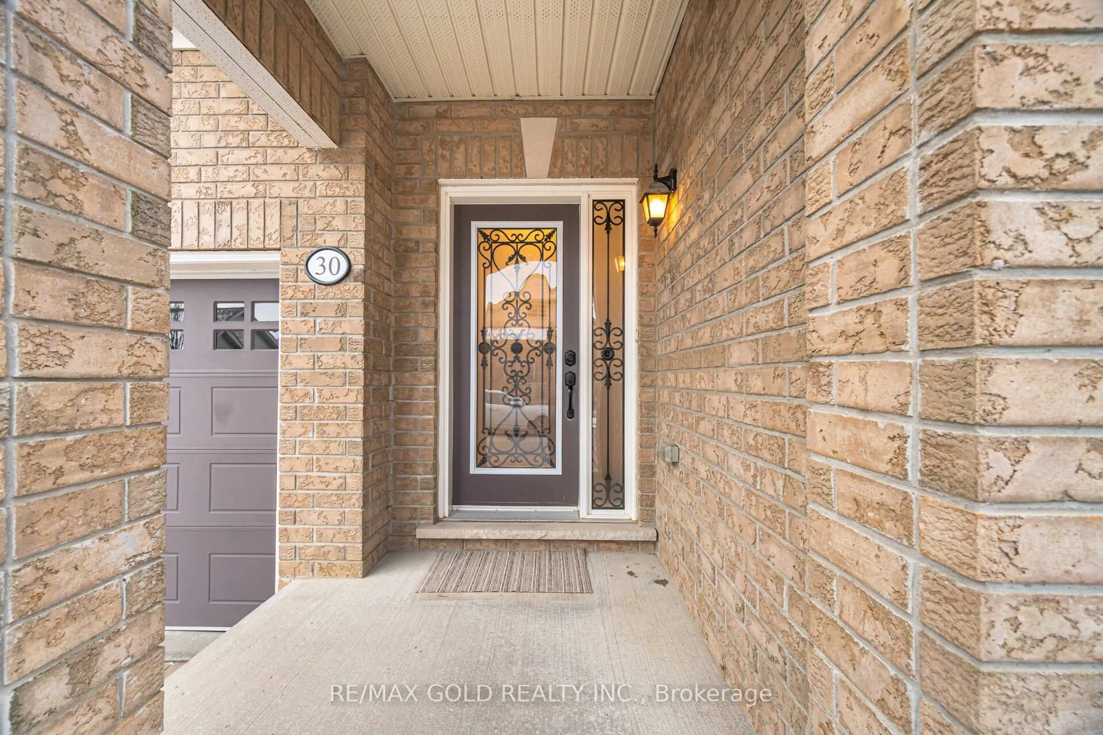 Indoor entryway for 30 Muzzo Dr #15, Brampton Ontario L6R 3W8