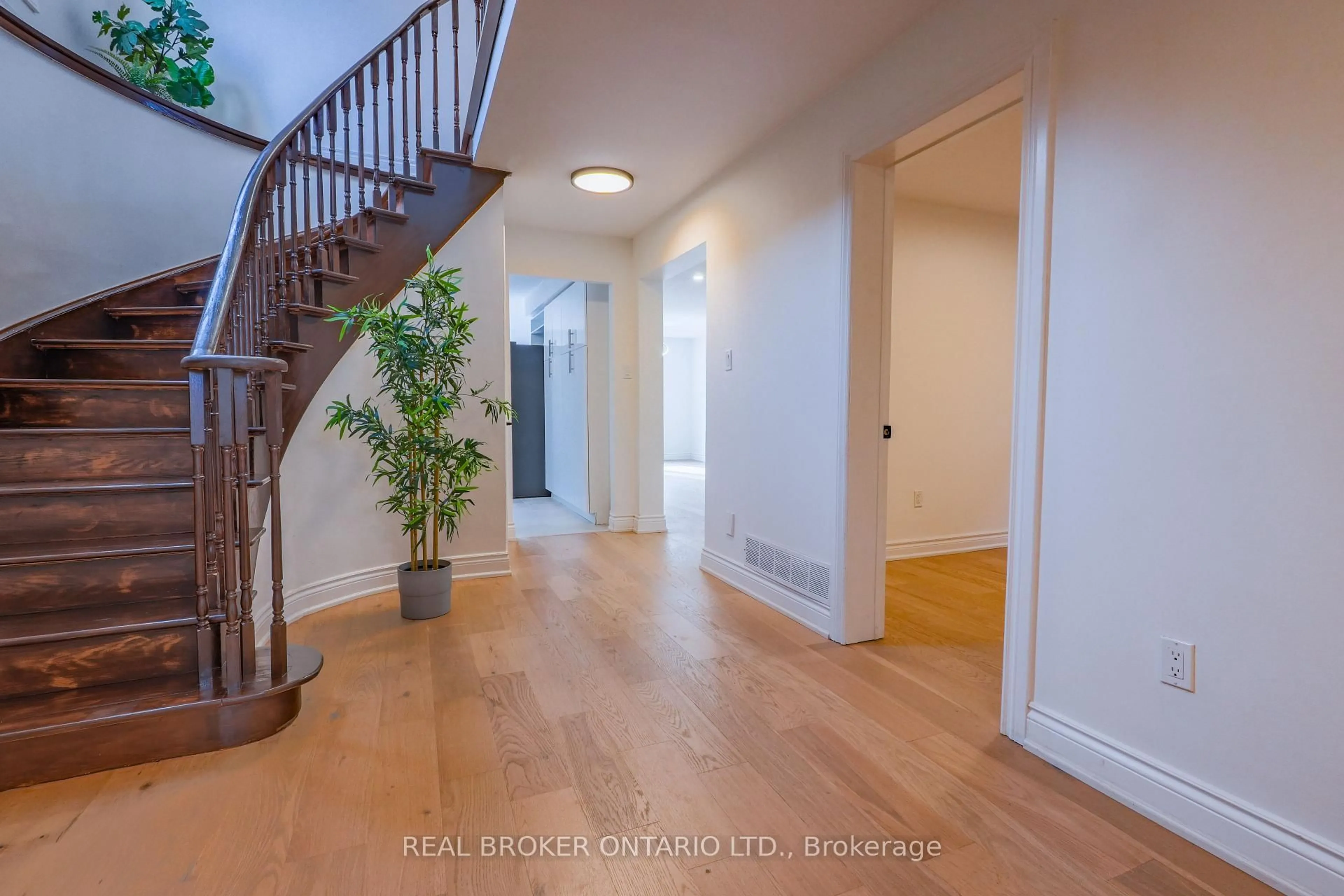 Indoor entryway for 4326 Waterford Cres, Mississauga Ontario L5R 2B2