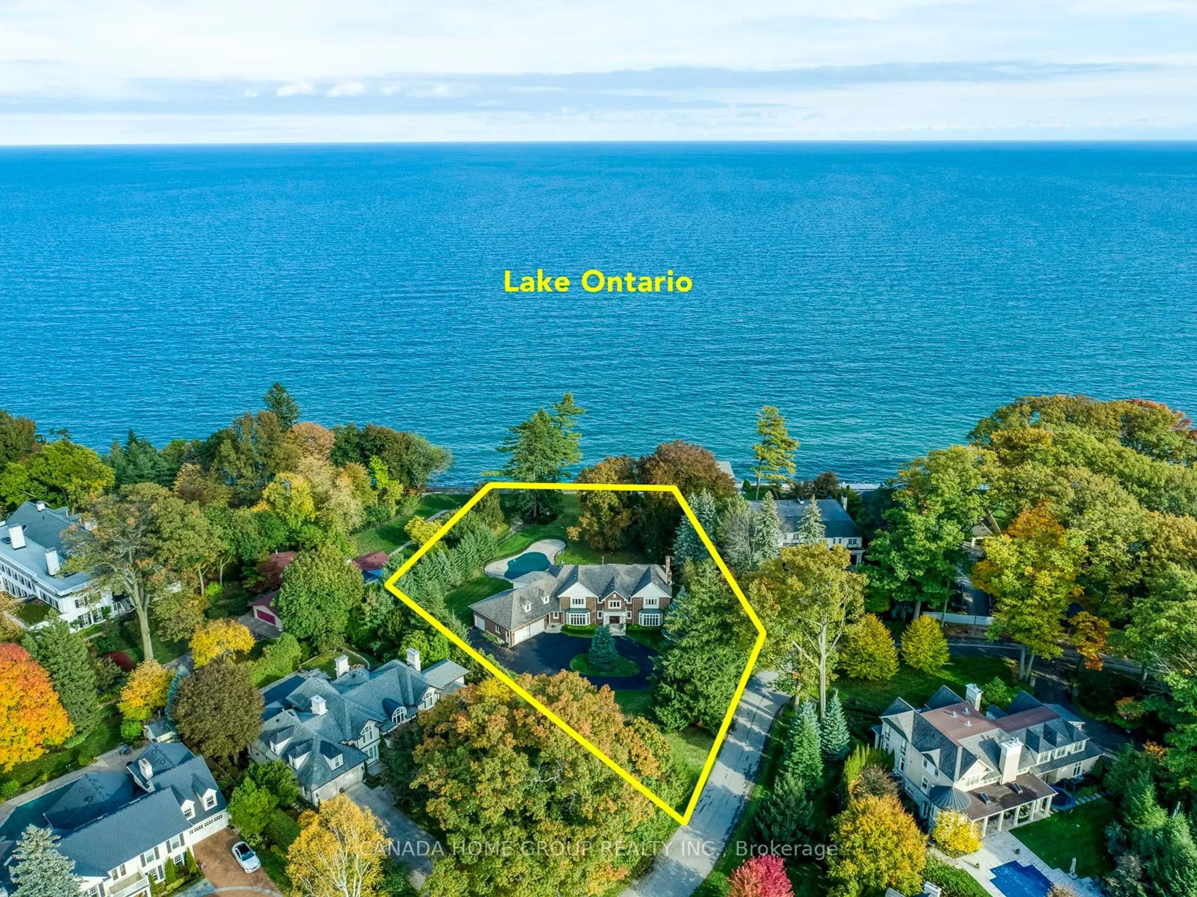 A pic from outside/outdoor area/front of a property/back of a property/a pic from drone, water/lake/river/ocean view for 21 Ennisclare Dr, Oakville Ontario L6J 4N3