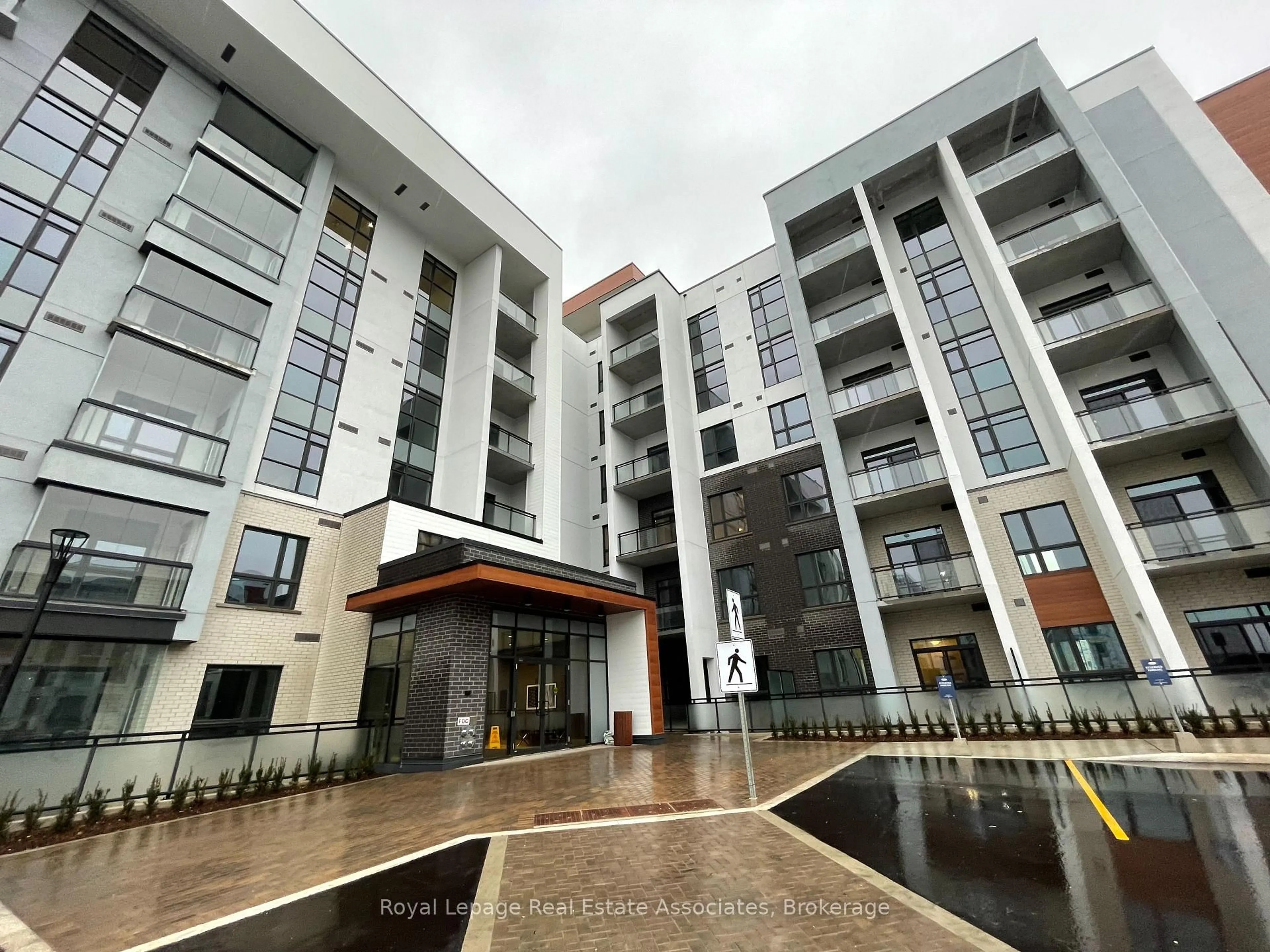 Indoor foyer for 460 Gordon Krantz Ave #108, Milton Ontario L9E 1Z2