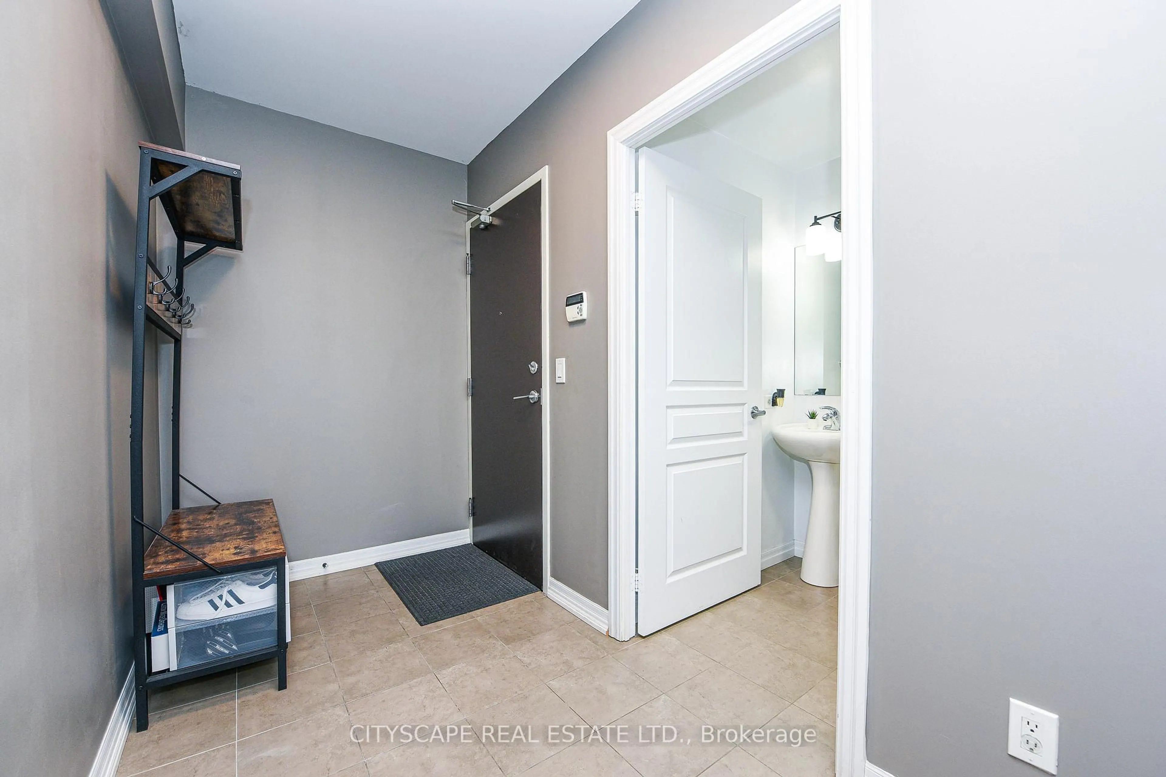 Indoor entryway for 225 Webb Dr #906, Mississauga Ontario L5B 4P2