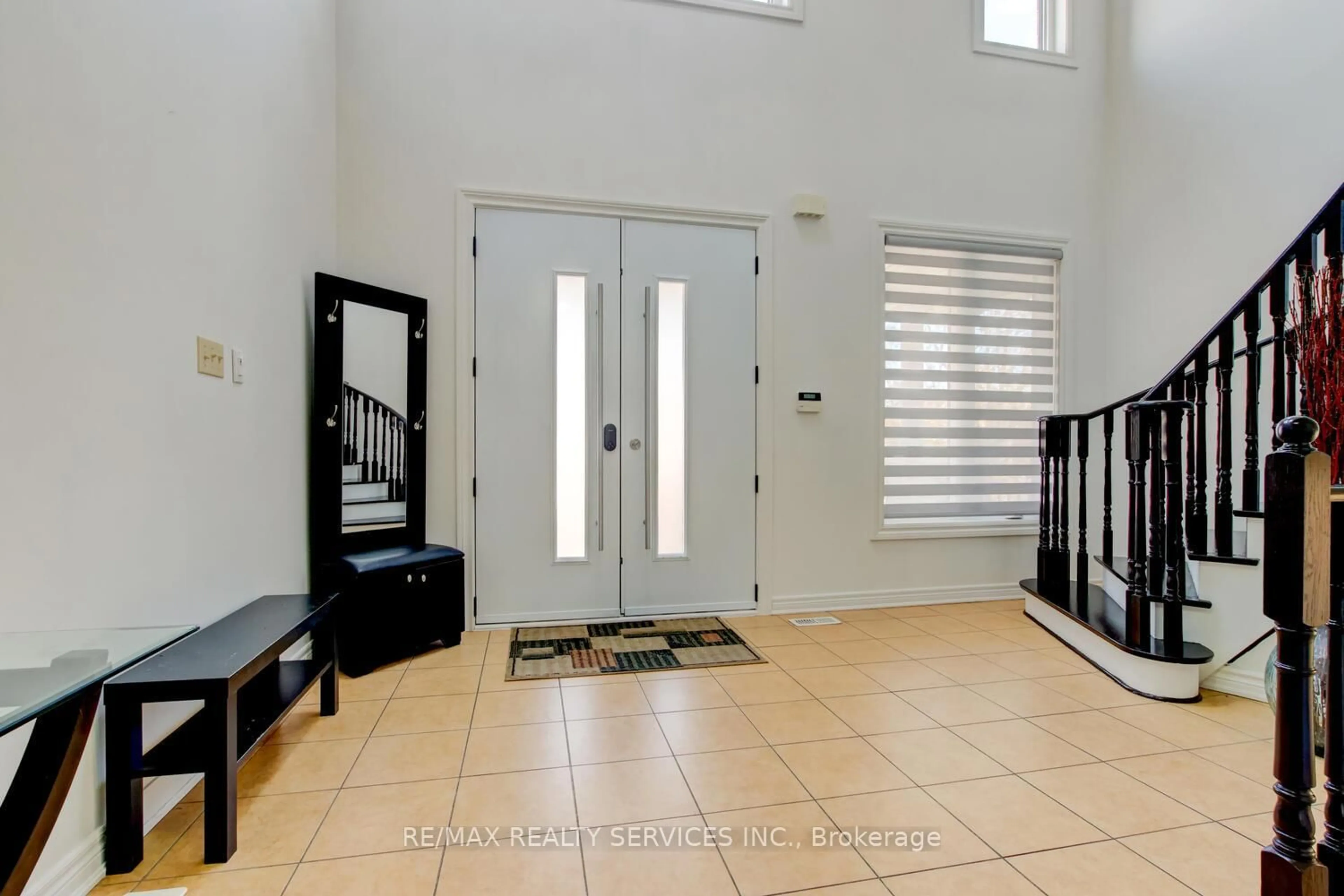 Indoor entryway for 38 Cape Dorset Cres, Brampton Ontario L6R 3L2