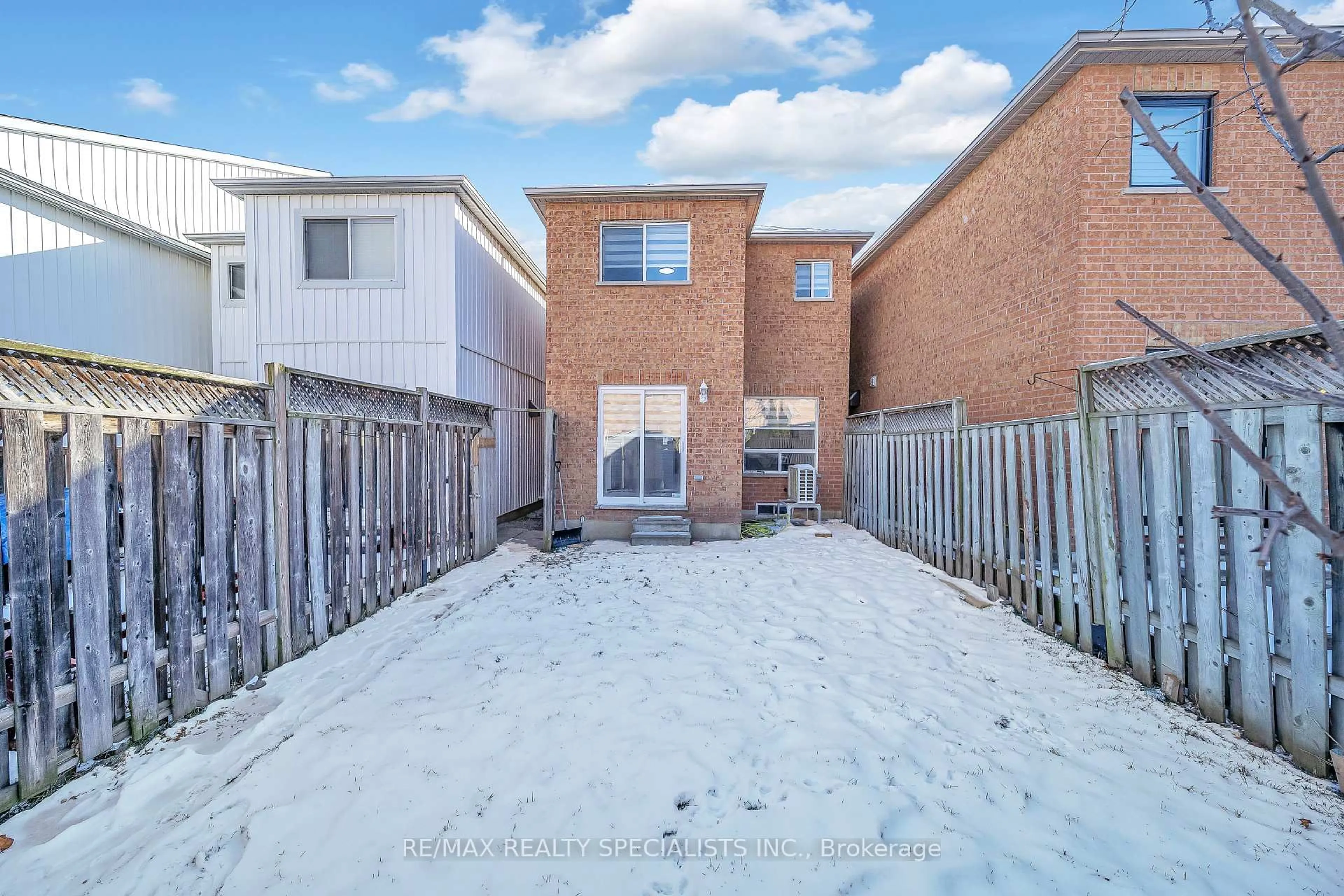 A pic from outside/outdoor area/front of a property/back of a property/a pic from drone, street for 593 Rossellini Dr, Mississauga Ontario L5W 1M5