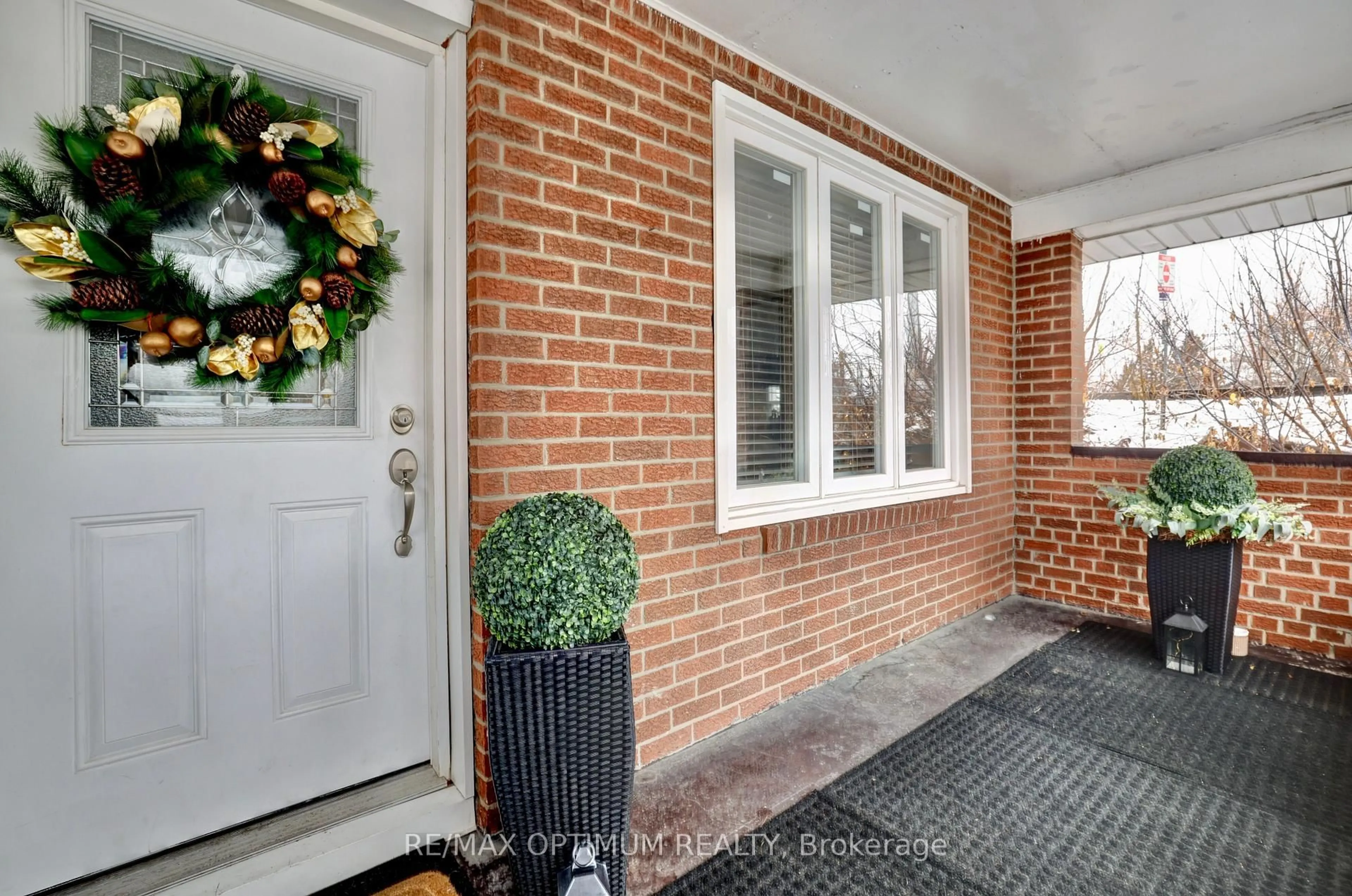 Indoor entryway for 1106 Haig Blvd, Mississauga Ontario L5E 2M5