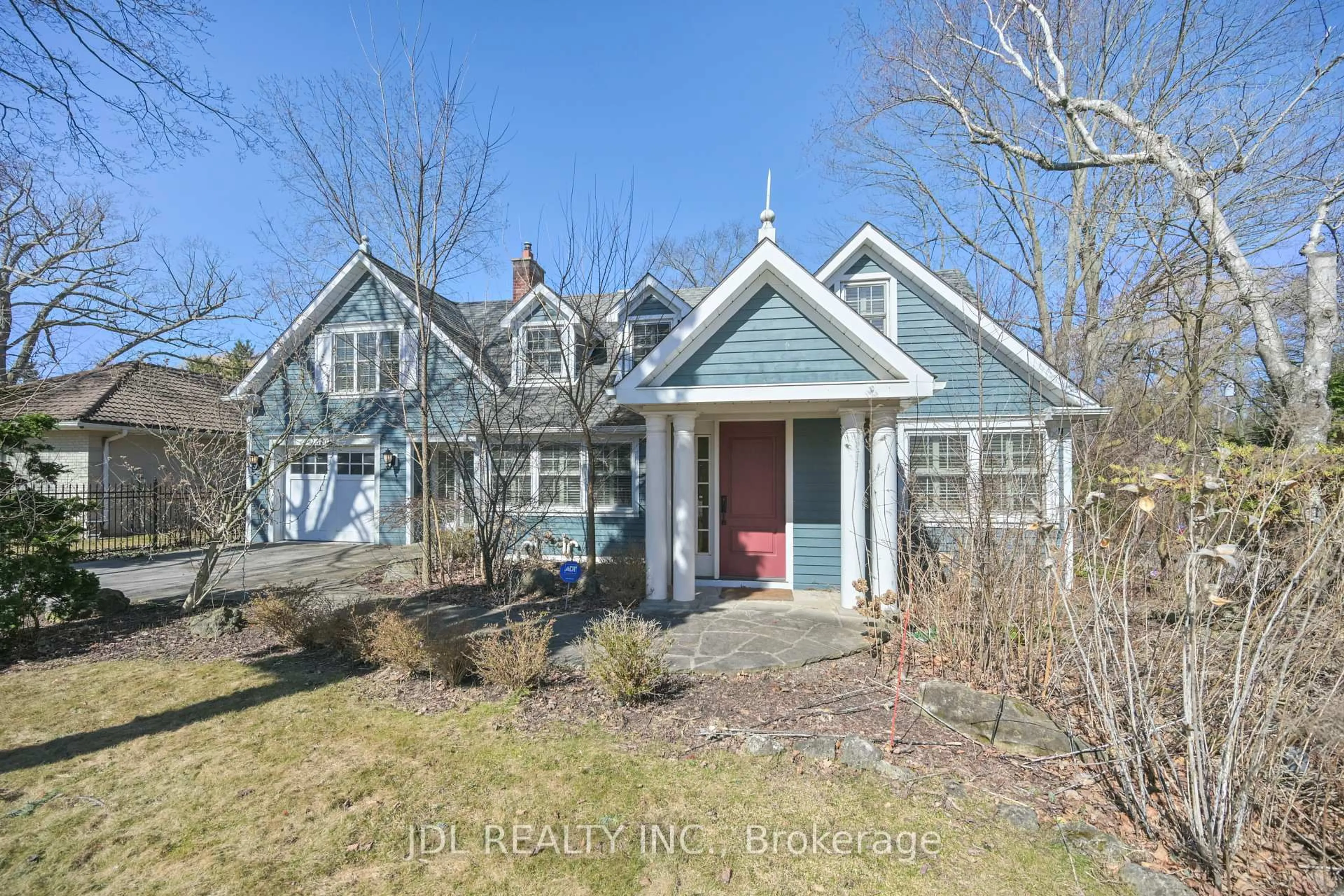 A pic from outside/outdoor area/front of a property/back of a property/a pic from drone, street for 1207 Linbrook Rd, Oakville Ontario L6J 2L5