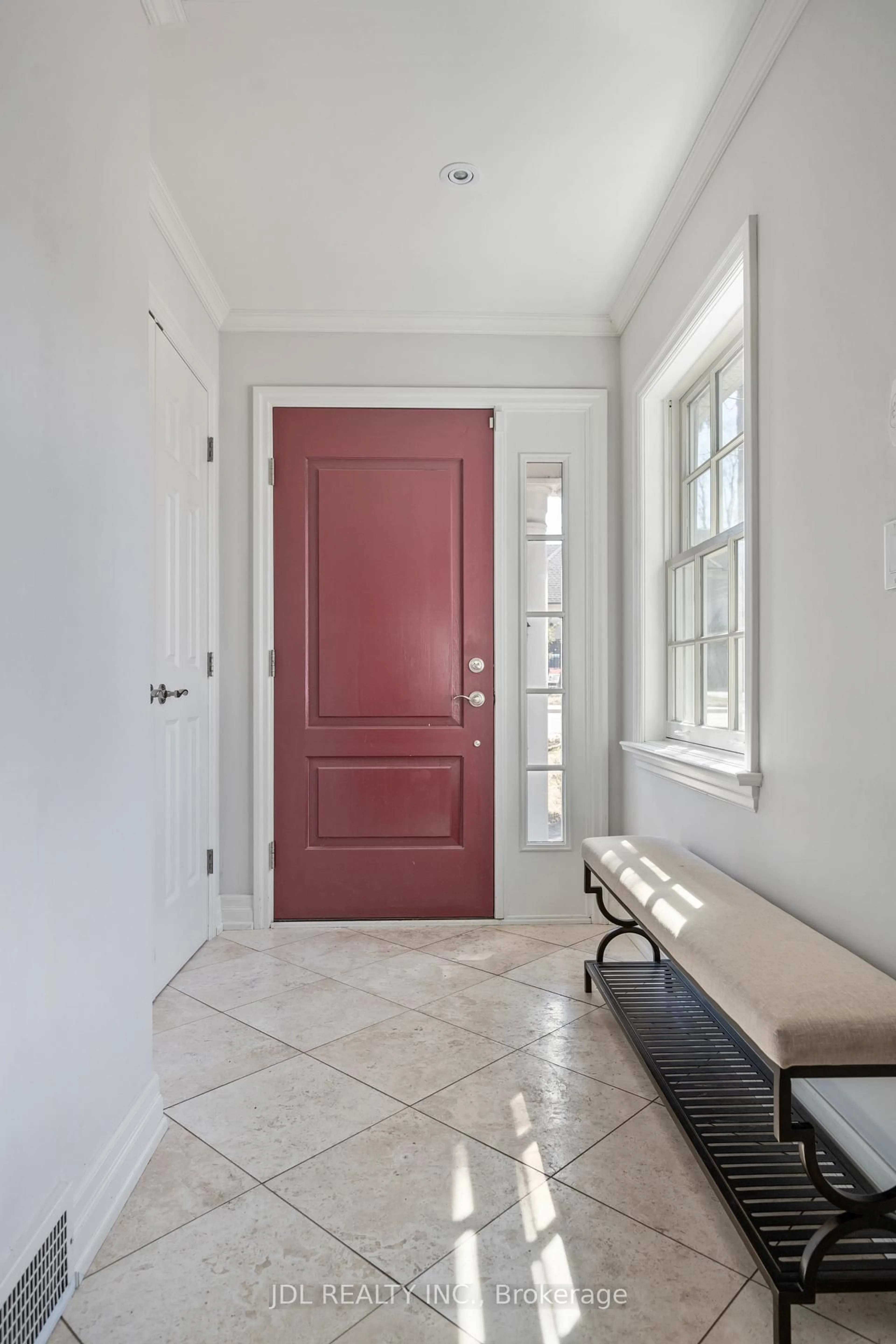 Indoor entryway for 1207 Linbrook Rd, Oakville Ontario L6J 2L5